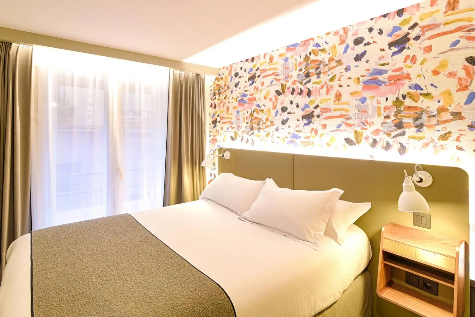 Photo of the whole room, Bed in Hôtel Des Artistes