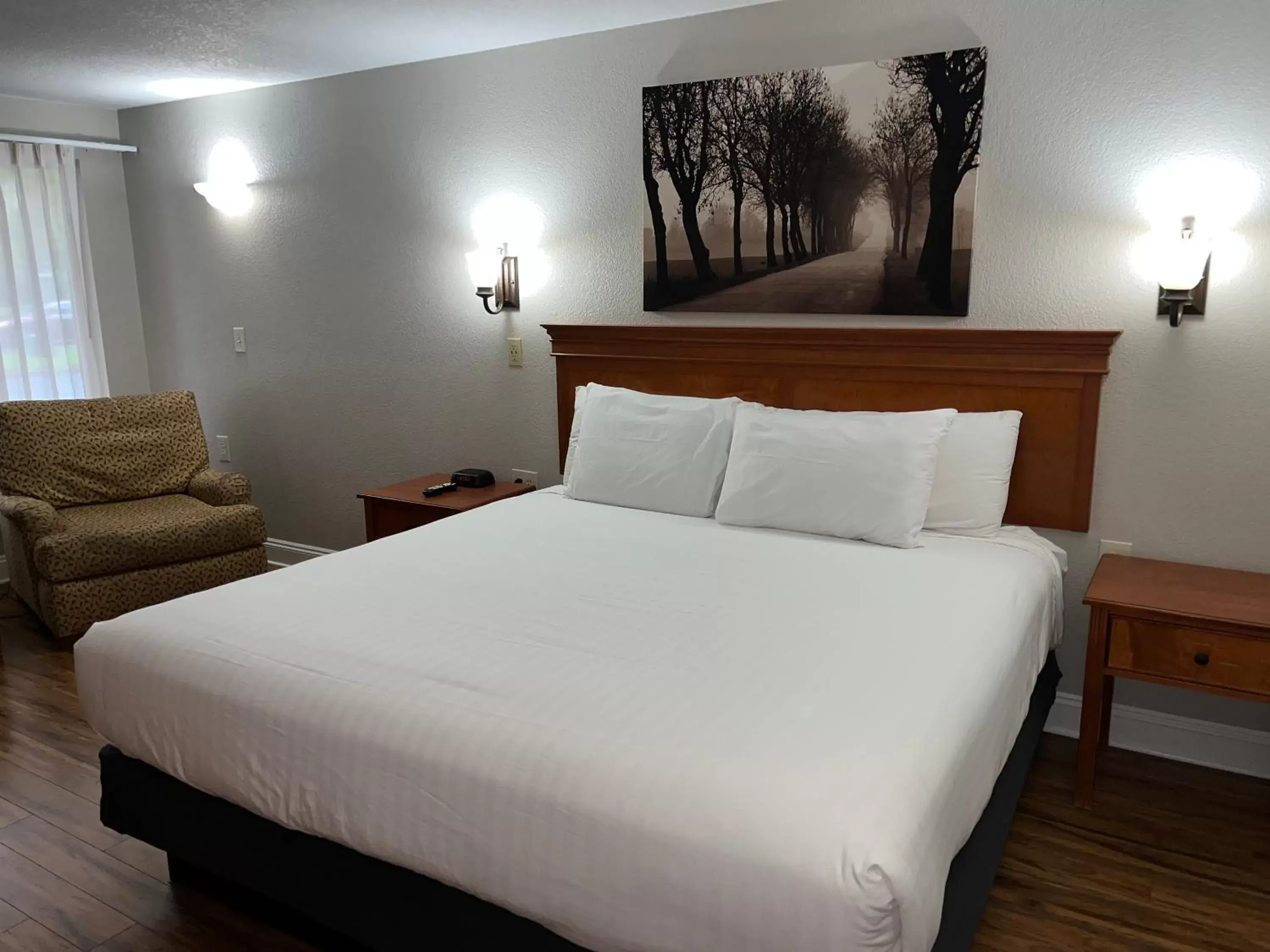 Bedroom, Bed in Stratford Inn