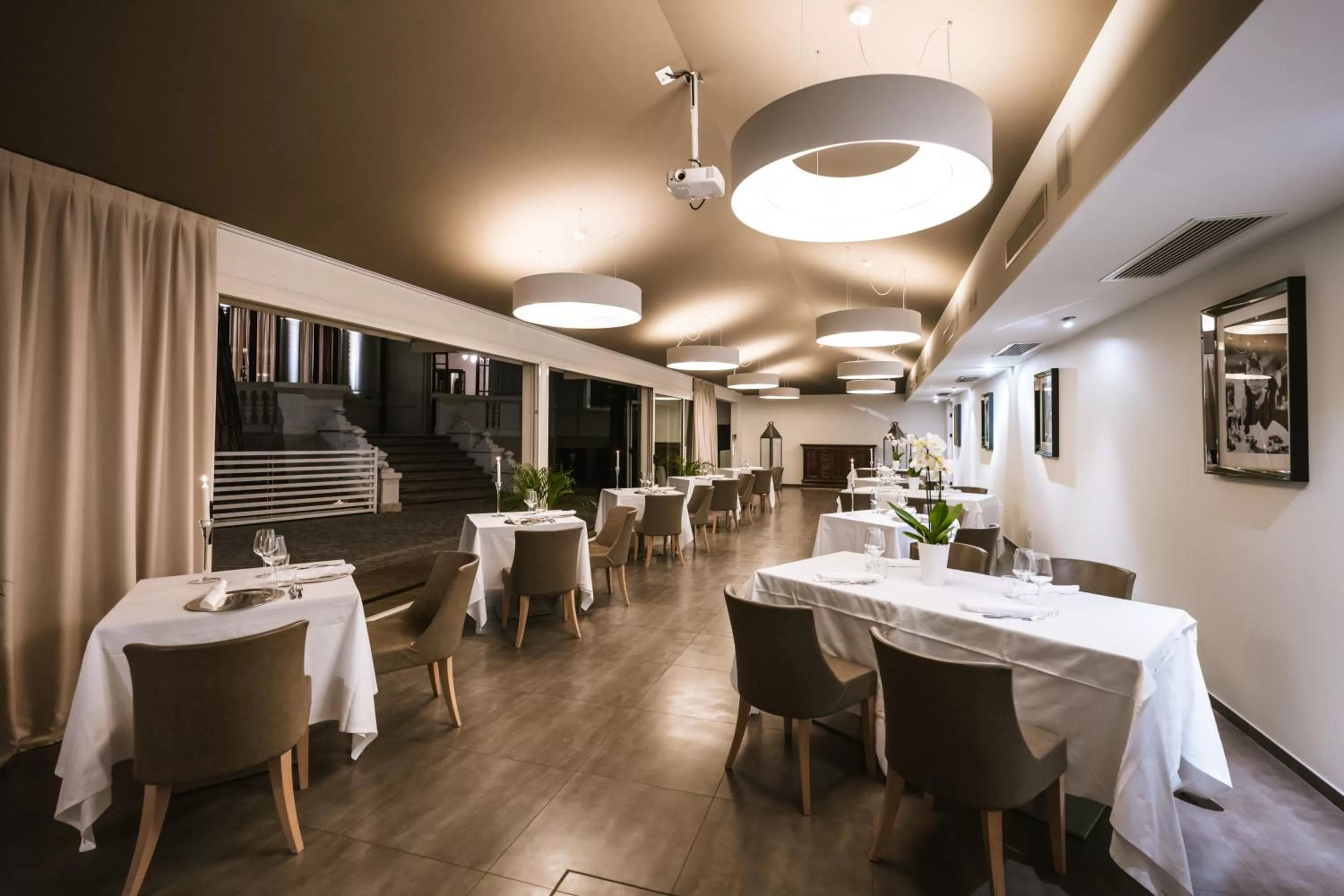 Restaurant/places to eat in Hotel De La Ville