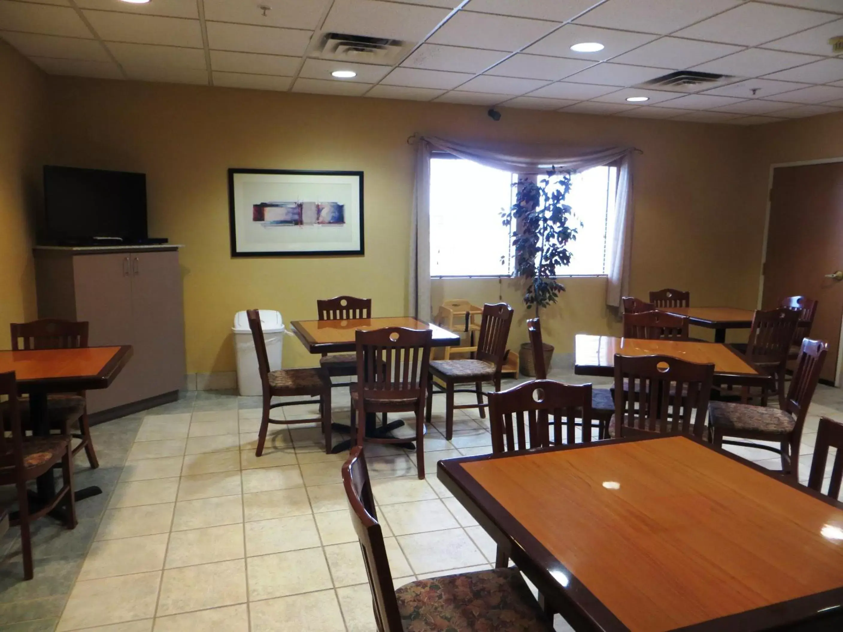 Restaurant/Places to Eat in Baymont by Wyndham Fort Wayne