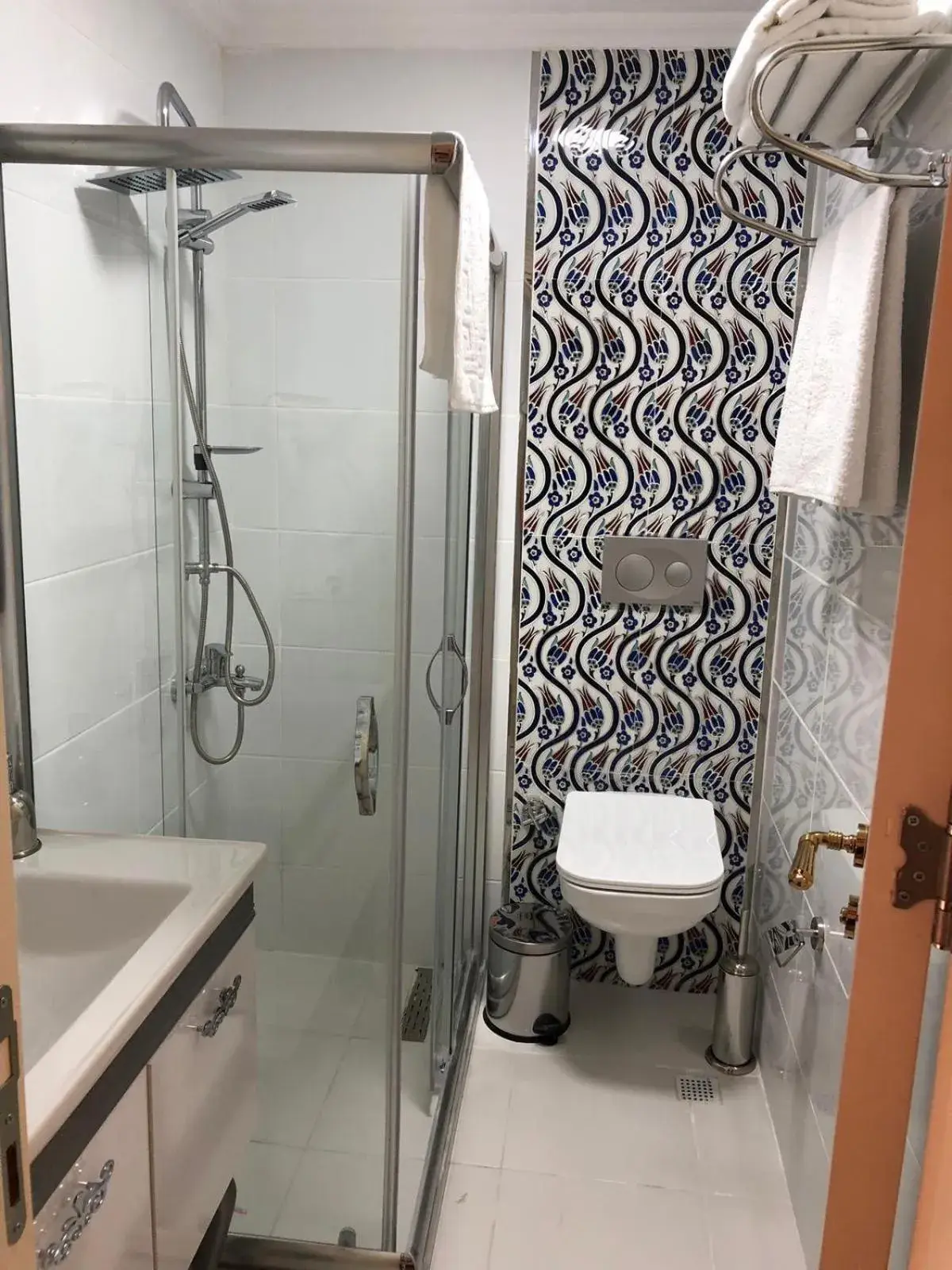 Shower, Bathroom in Le Safran Suite
