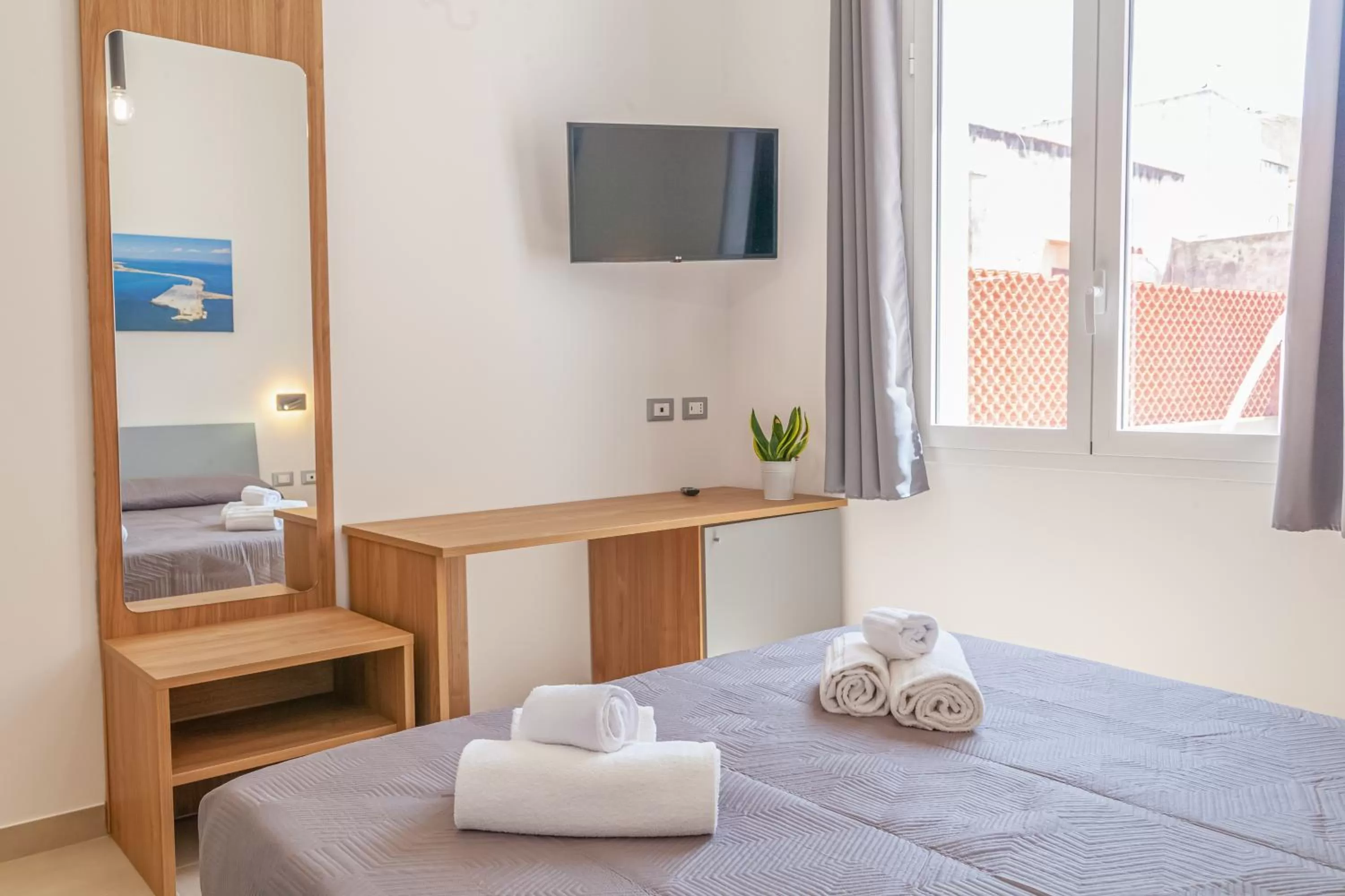 TV and multimedia, Bed in Isgrò Rooms