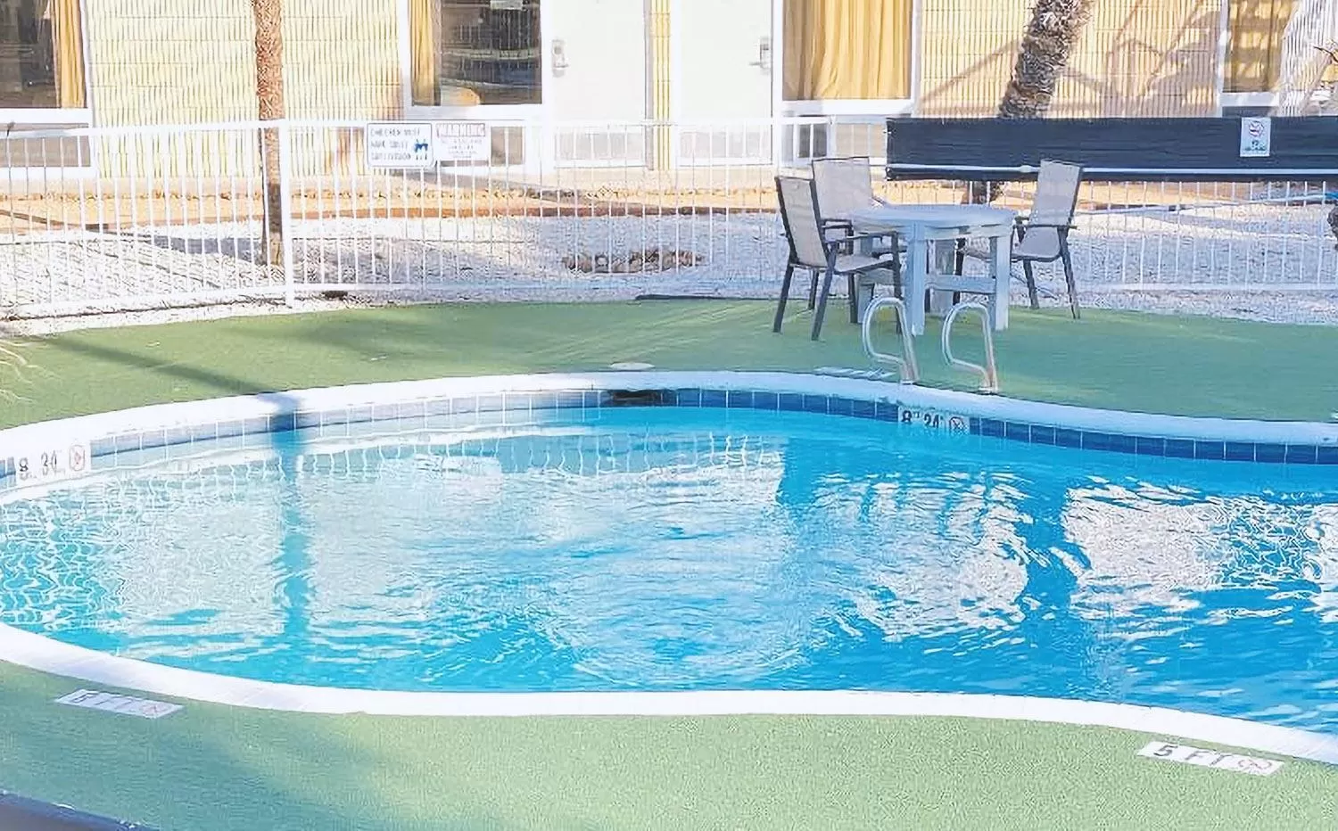 Swimming pool in Sky Palace Inn & Suites By Jasper Beeville