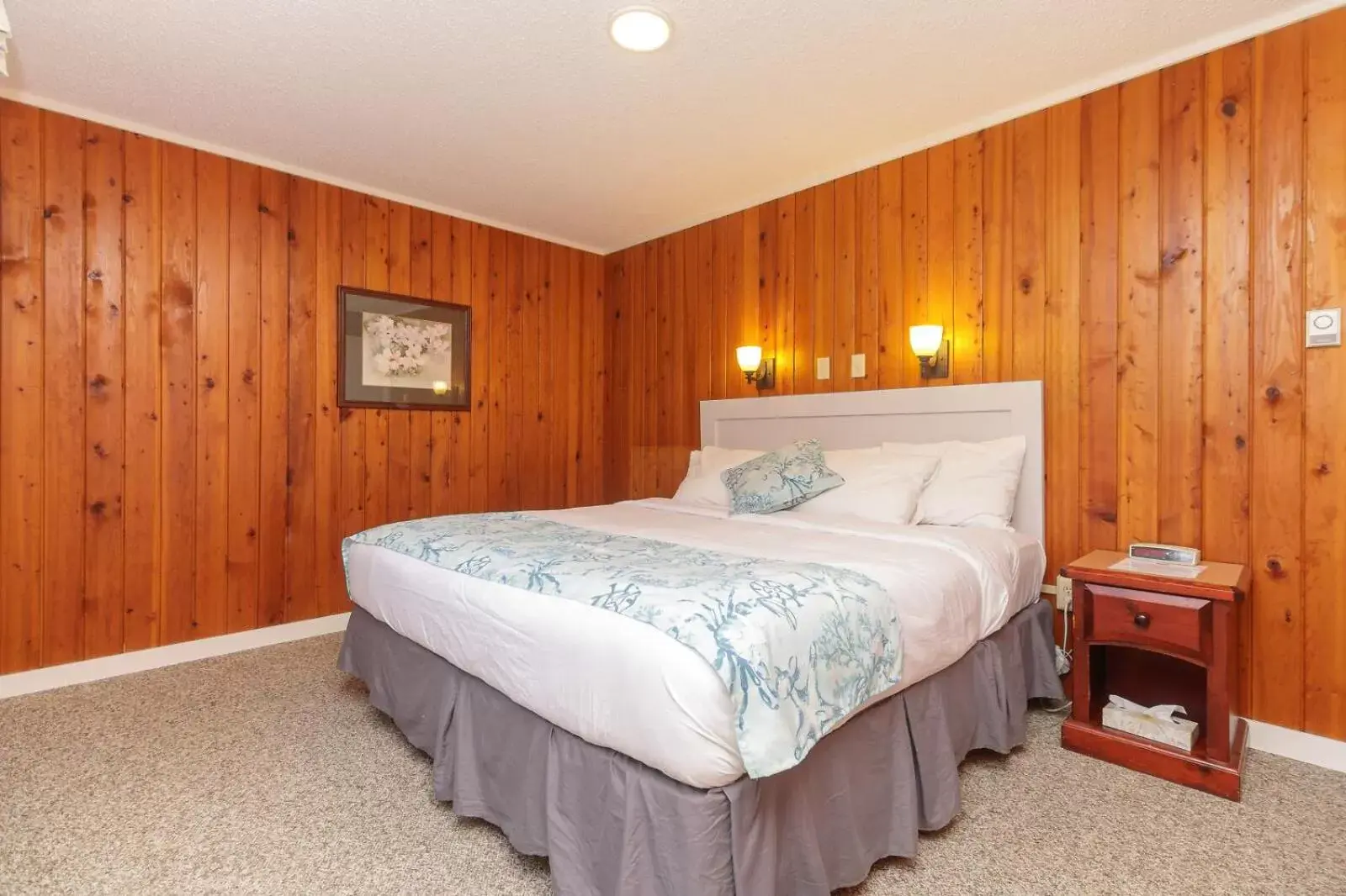 Bedroom, Bed in The Cedarwood Inn & Suites