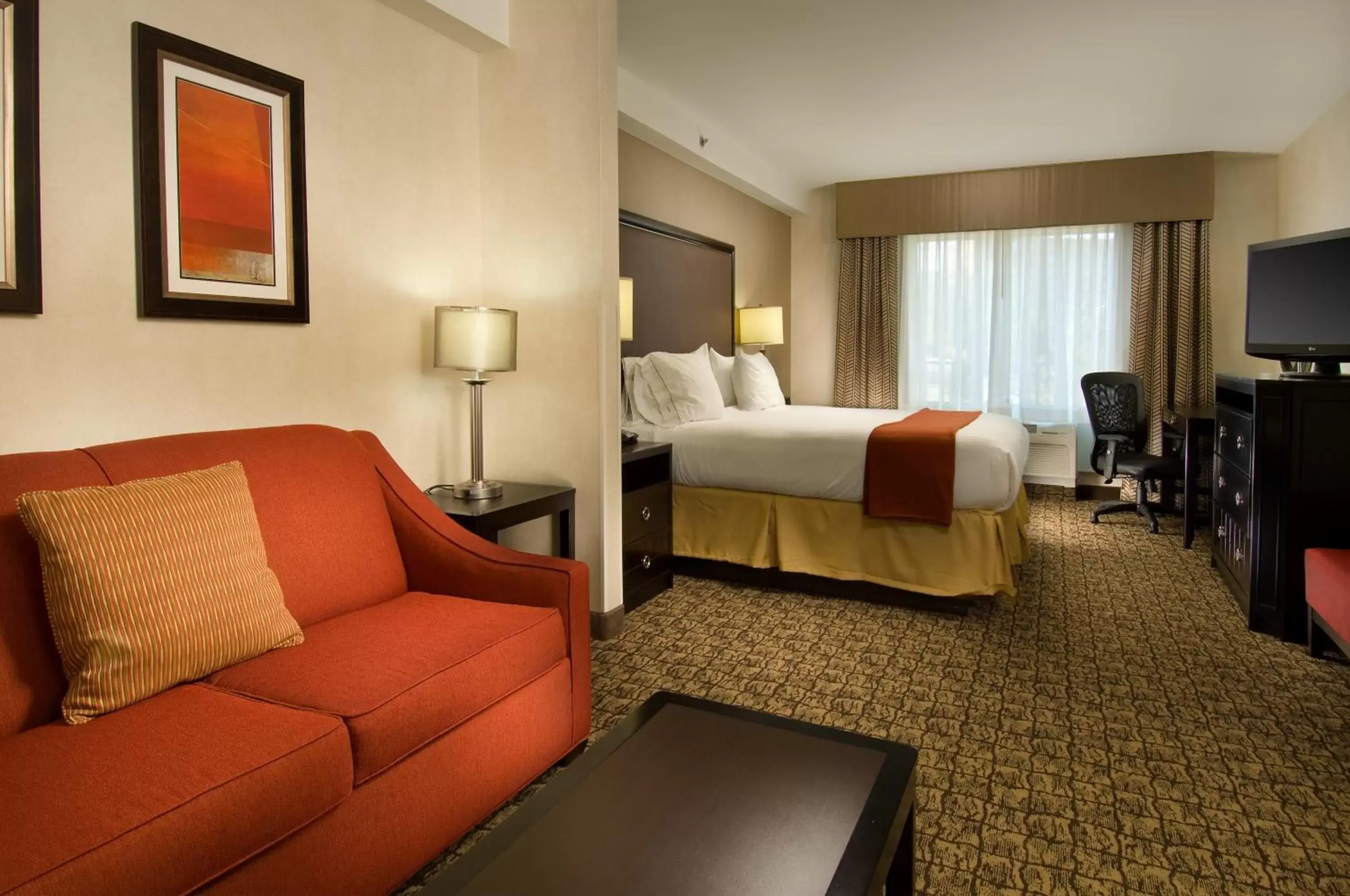 Bedroom, Bed in Holiday Inn Express & Suites Alexandria - Fort Belvoir, an IHG Hotel