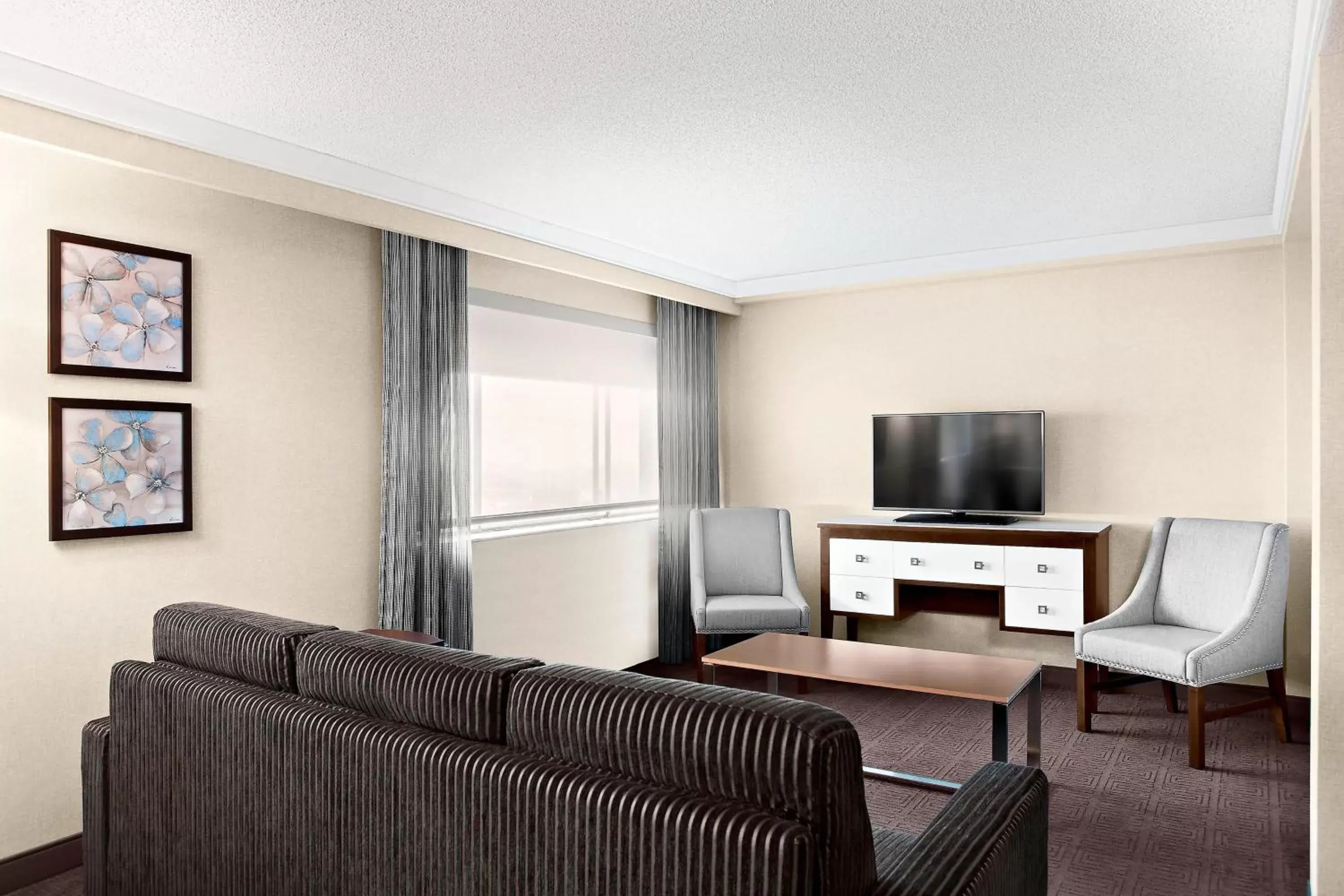 Photo of the whole room, Seating Area in Sheraton Laval Hotel