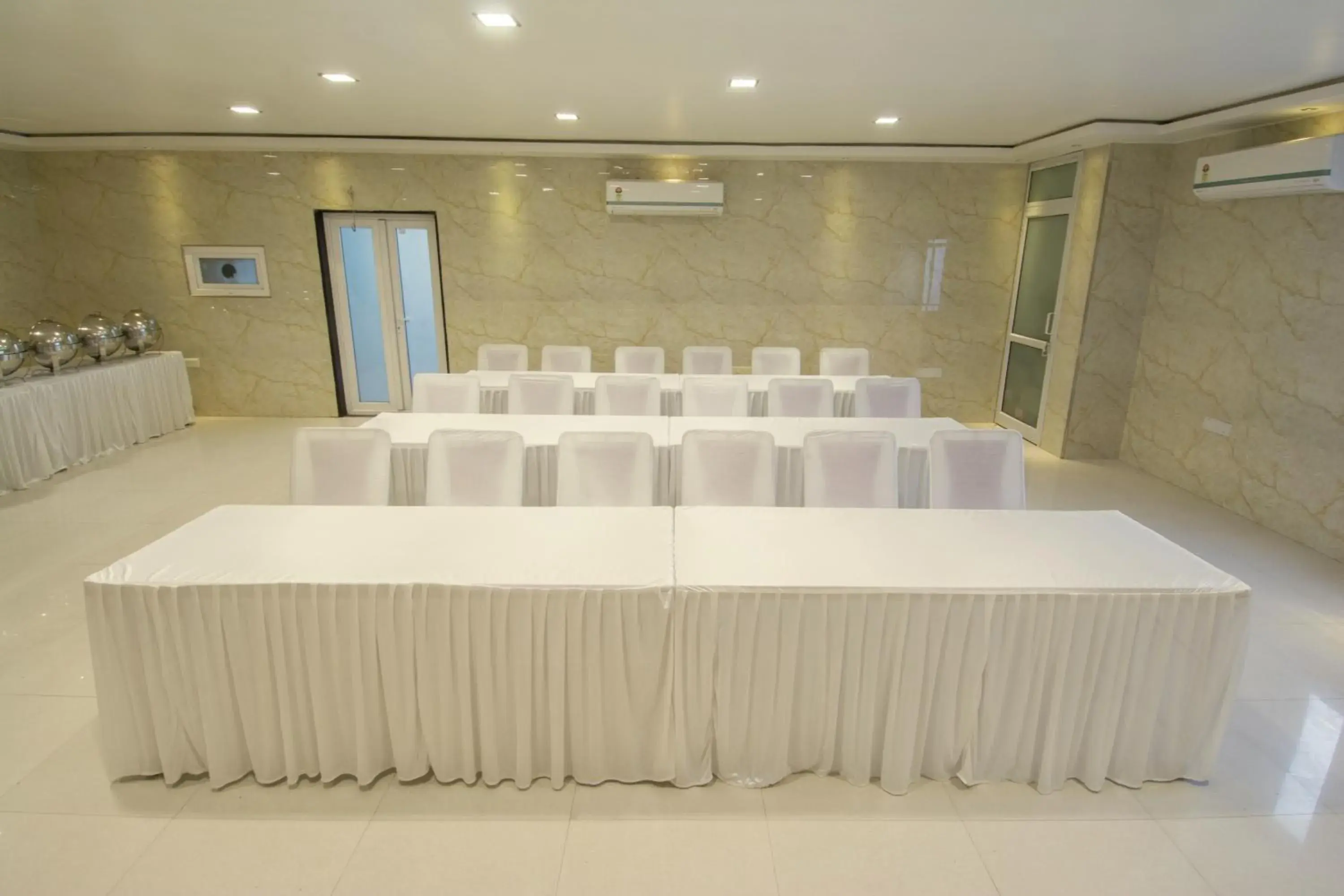 Restaurant/places to eat, Banquet Facilities in Hotel Metropolitan