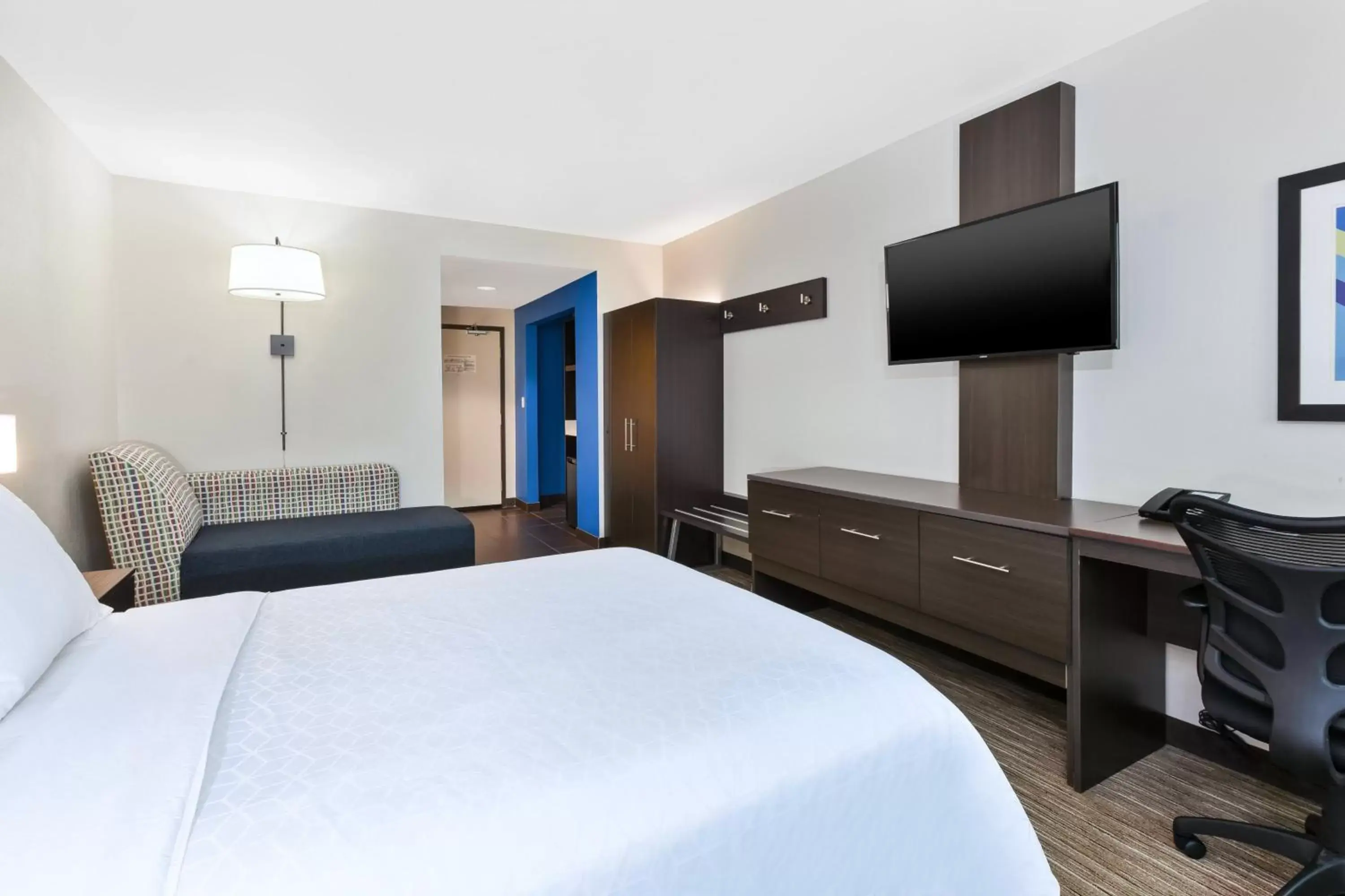 Photo of the whole room, Bed in Holiday Inn Express Winnipeg Airport - Polo Park, an IHG Hotel