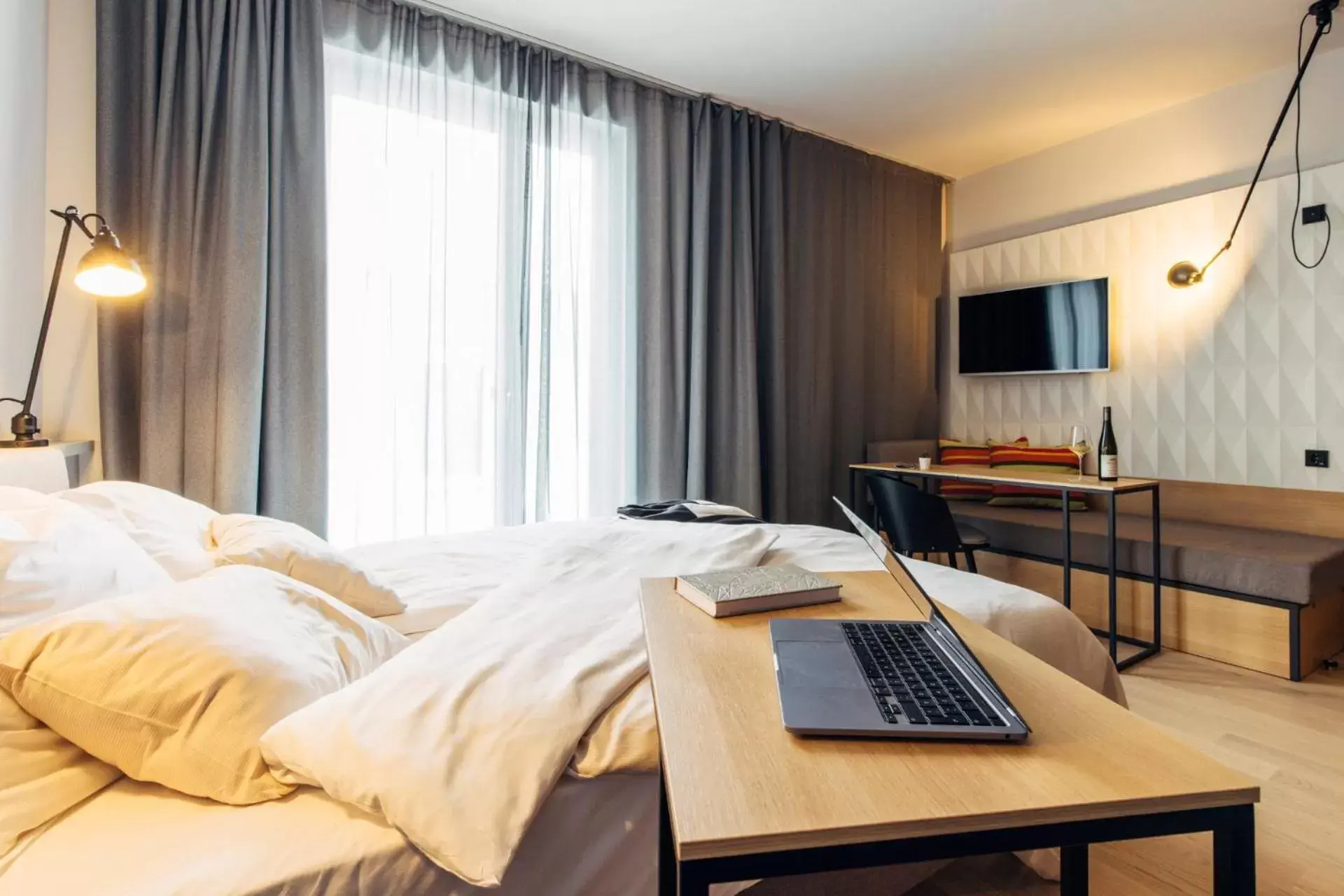 Bedroom, TV/Entertainment Center in harry's home Zürich-Limmattal