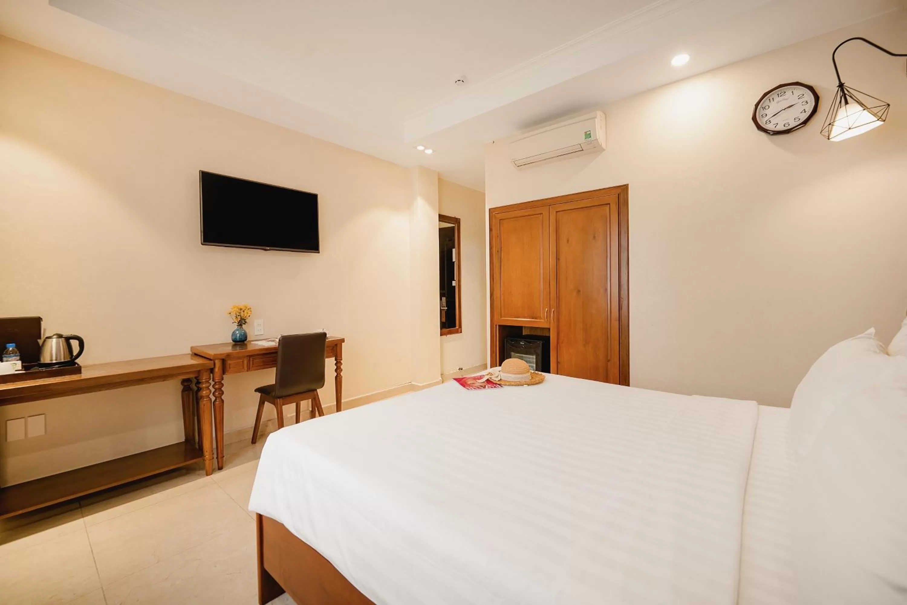 Communal lounge/ TV room, Bed in Tuong Vy Ben Thanh Hotel
