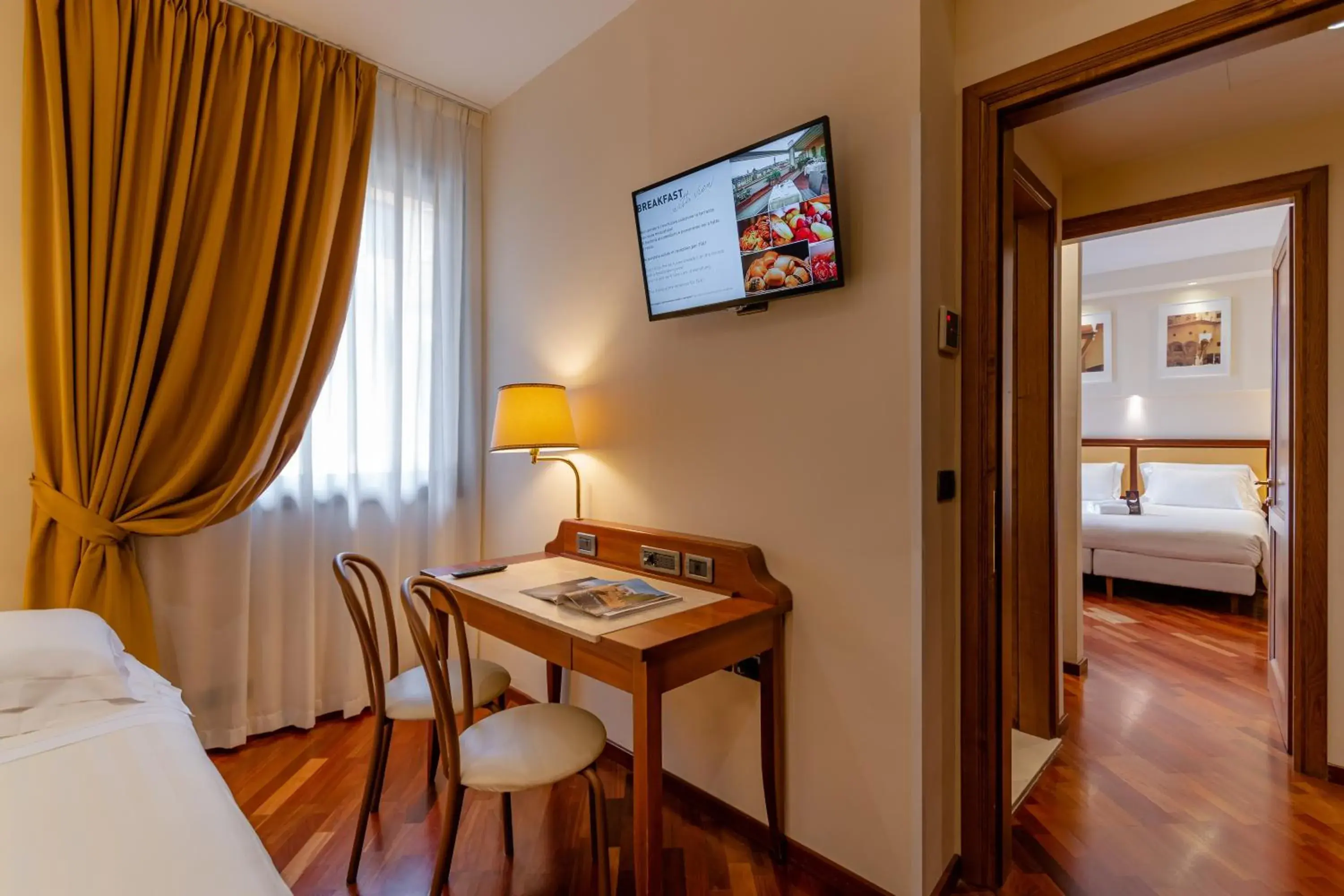 Bedroom, TV/Entertainment Center in B&B Hotel Firenze Pitti Palace al Ponte Vecchio