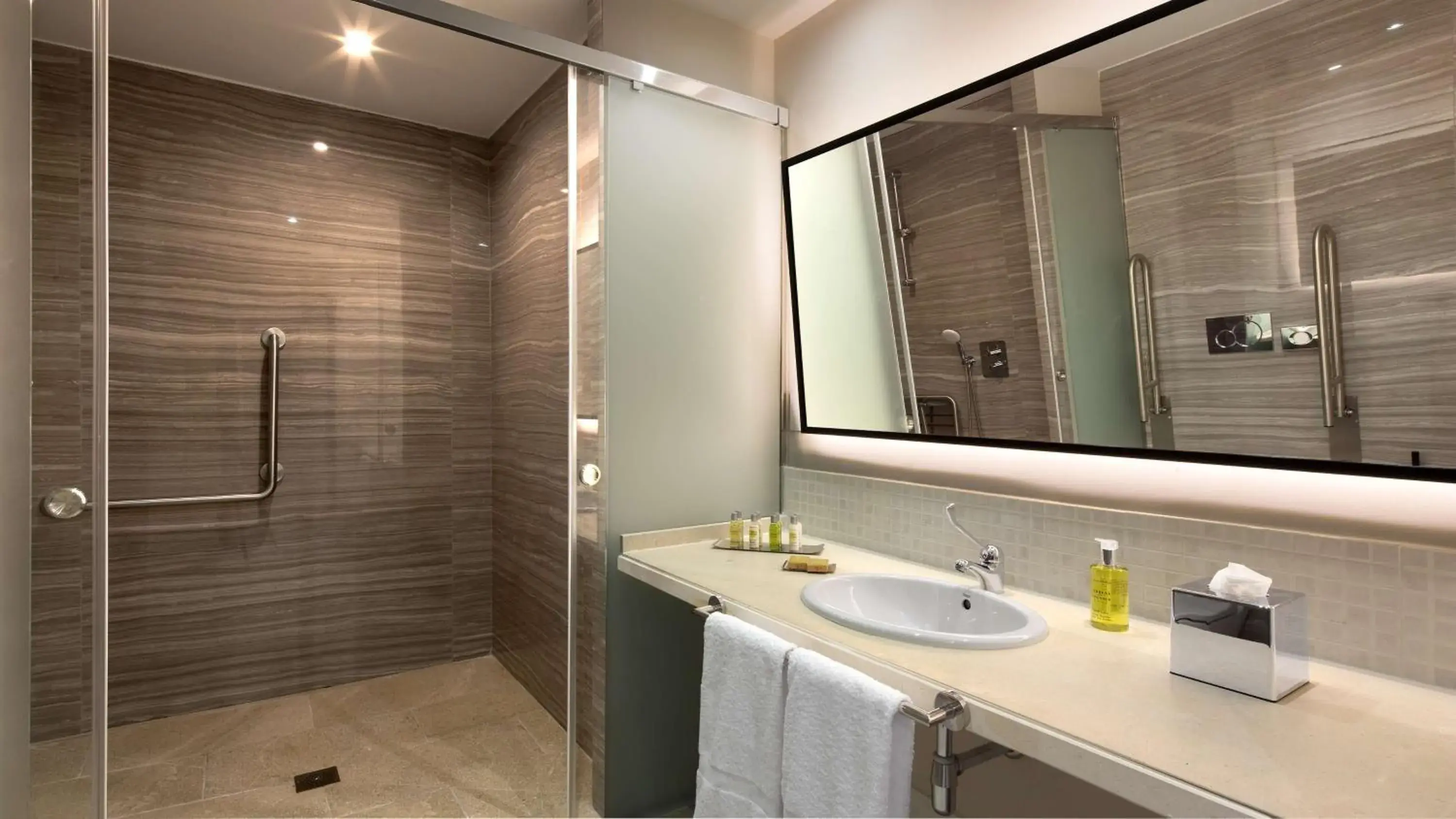 Bathroom in DoubleTree by Hilton Islantilla Beach Golf Resort