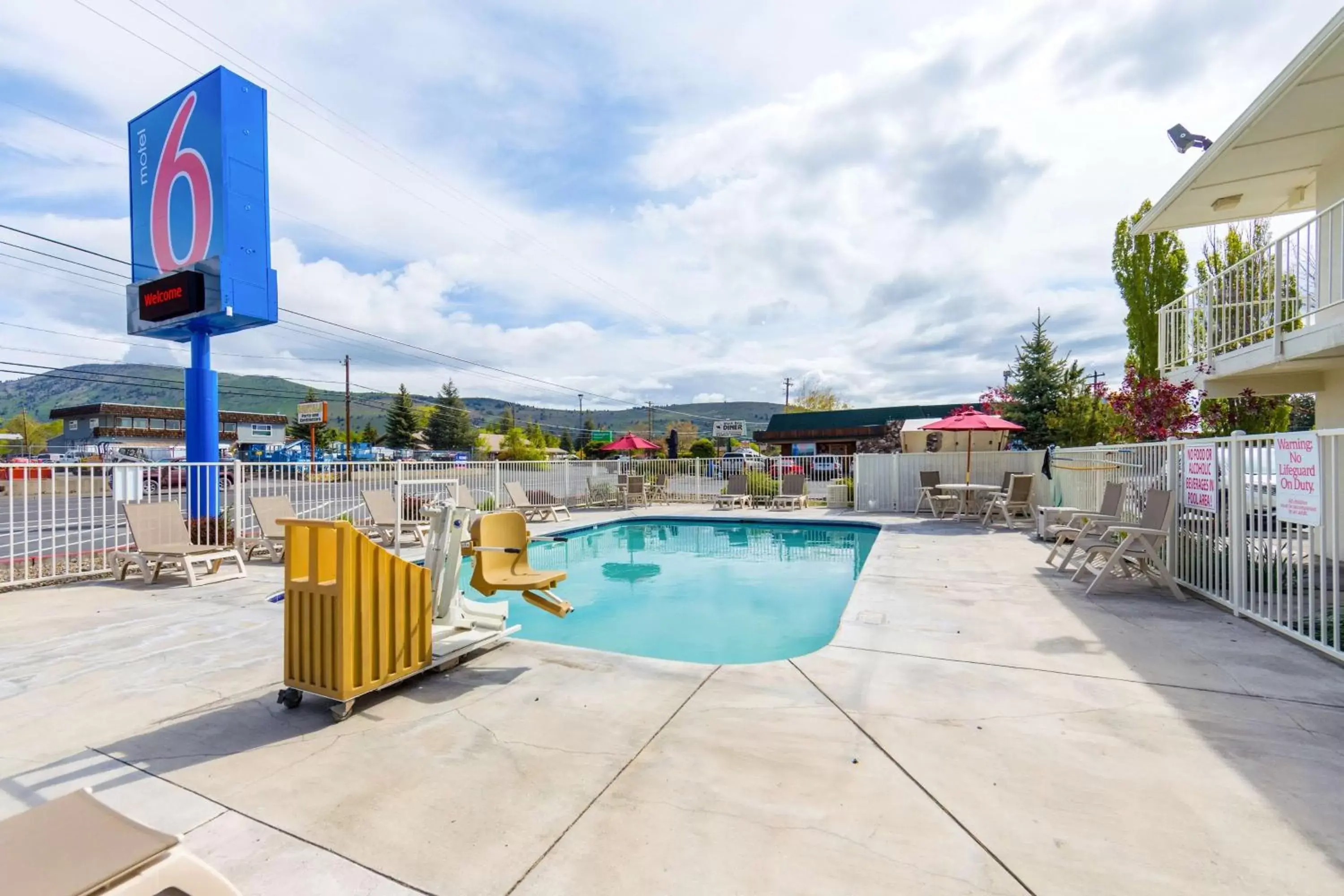 Day, Swimming Pool in Motel 6-Klamath Falls, OR