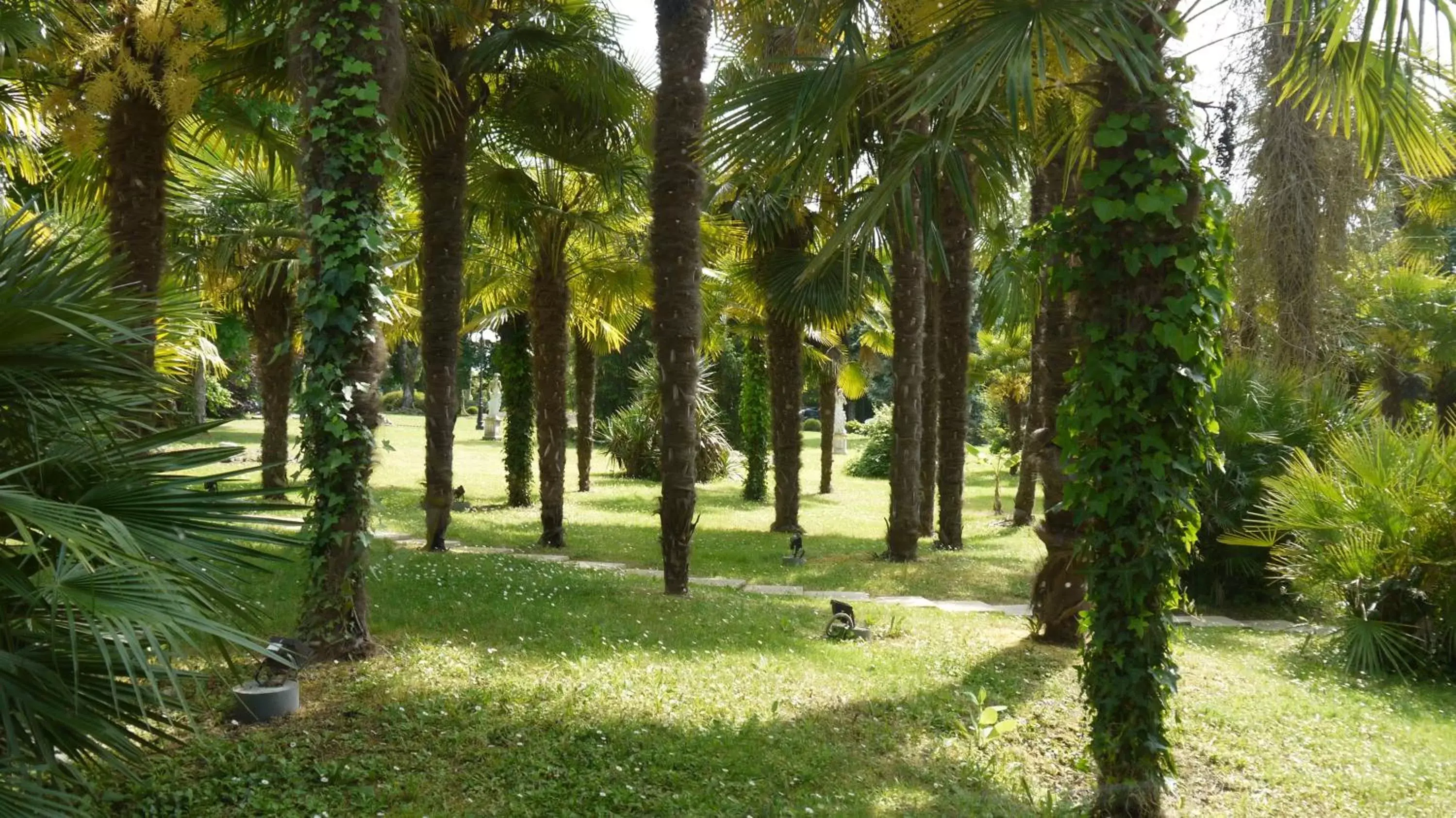 Garden in Logis Domaine de Fompeyre