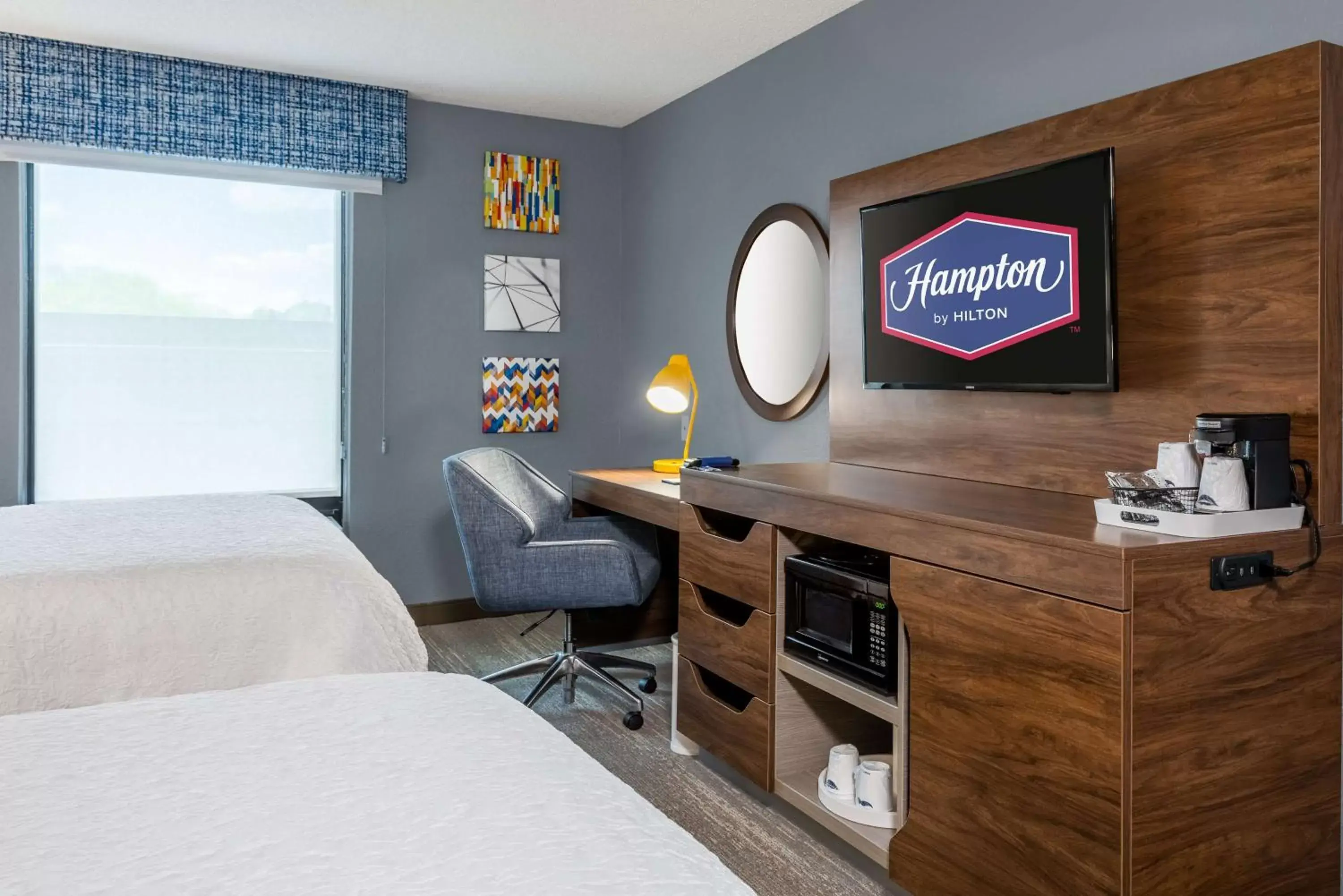 Bedroom, TV/Entertainment Center in Hampton Inn & Suites Hopkinsville