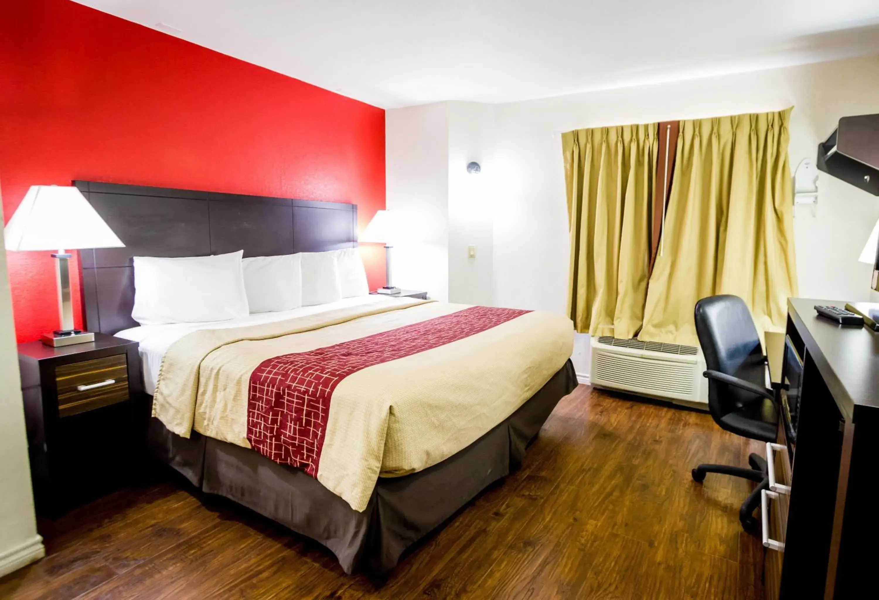 Photo of the whole room, Bed in Red Roof Inn Austin - Round Rock