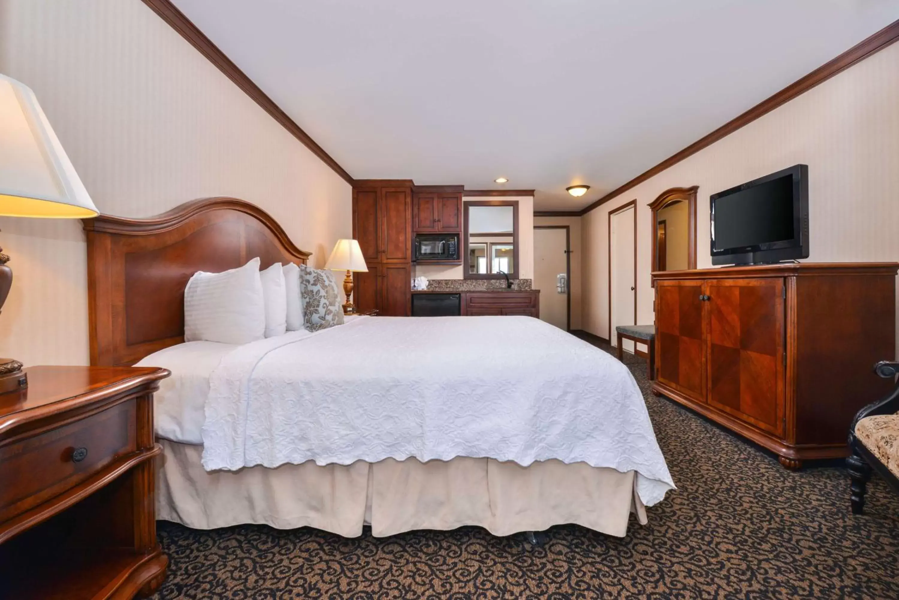 Photo of the whole room, Bed in Best Western Edgewater Resort