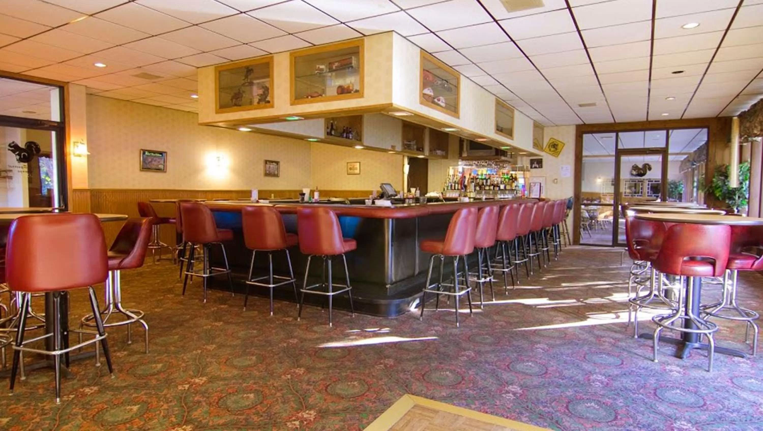 Lounge or bar in Voyageur Inn and Conference Center