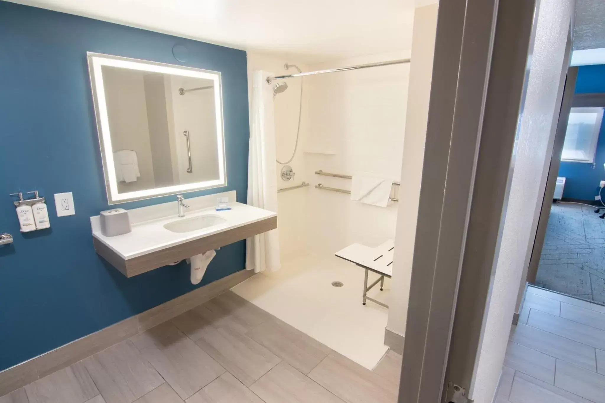 Photo of the whole room, Bathroom in Holiday Inn Express and Suites Fort Lauderdale Airport West, an IHG Hotel