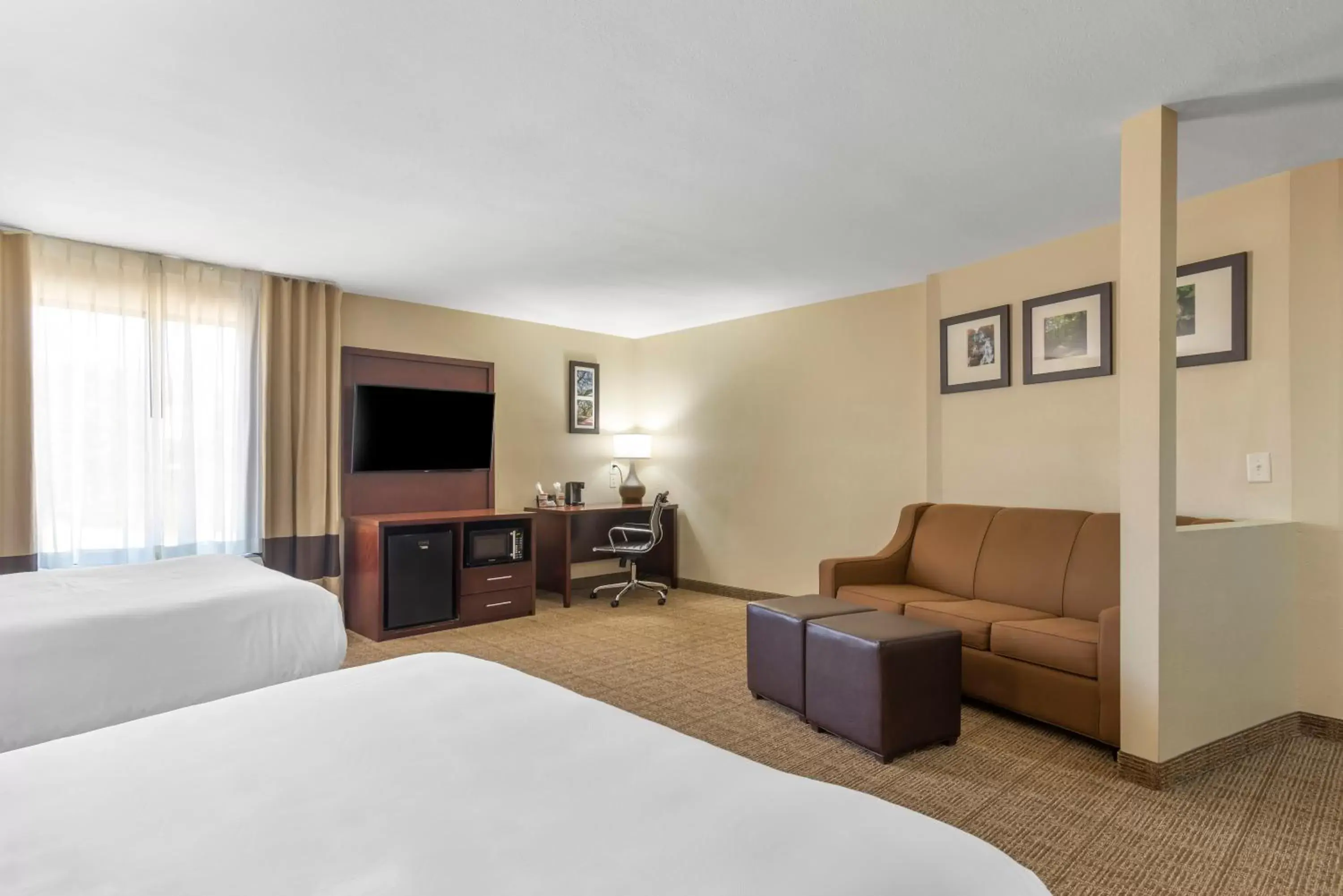 Bedroom, Seating Area in Comfort Suites Locust Grove Atlanta South