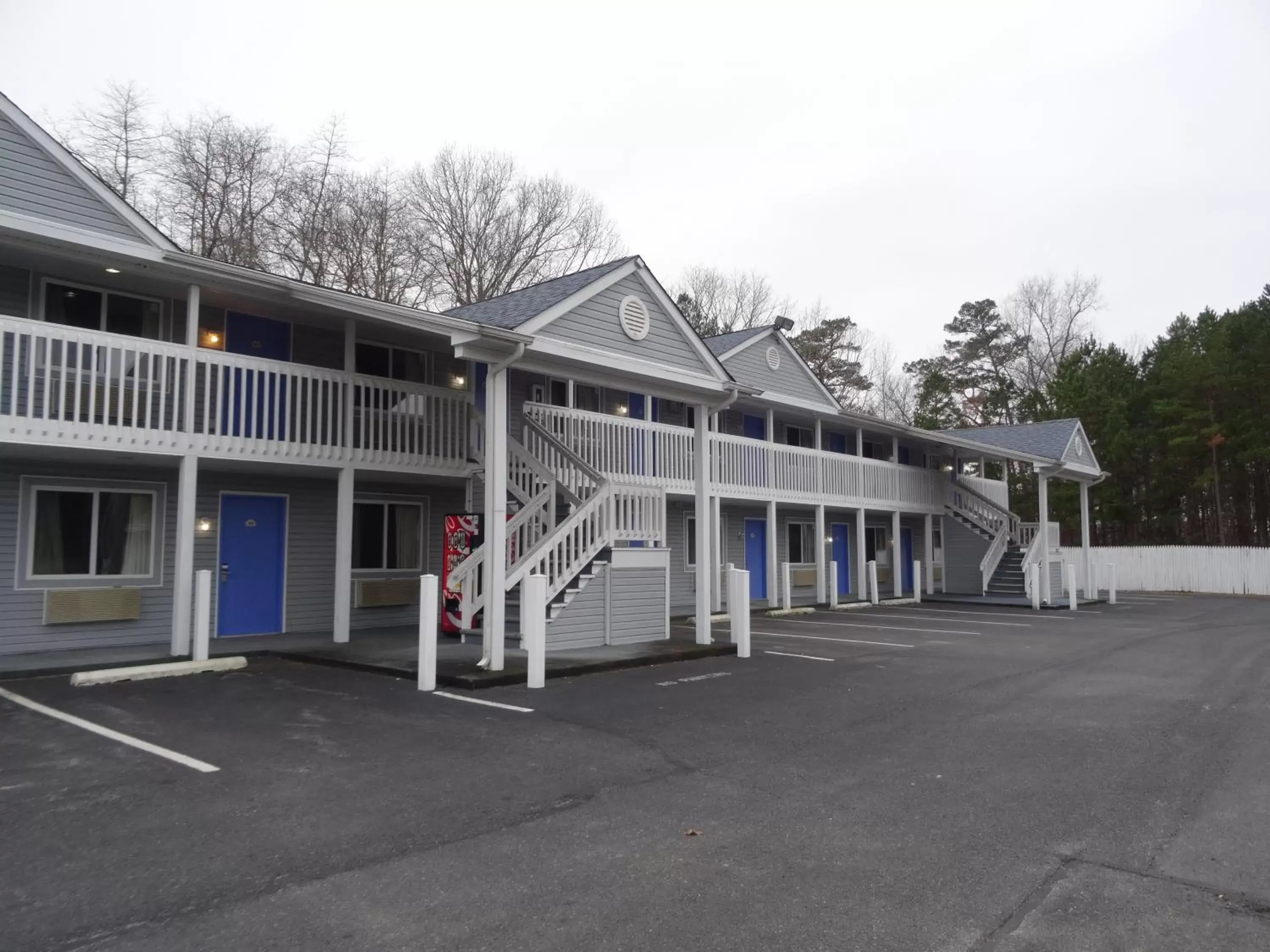 Property Building in Village Inn & Suites - Smithville