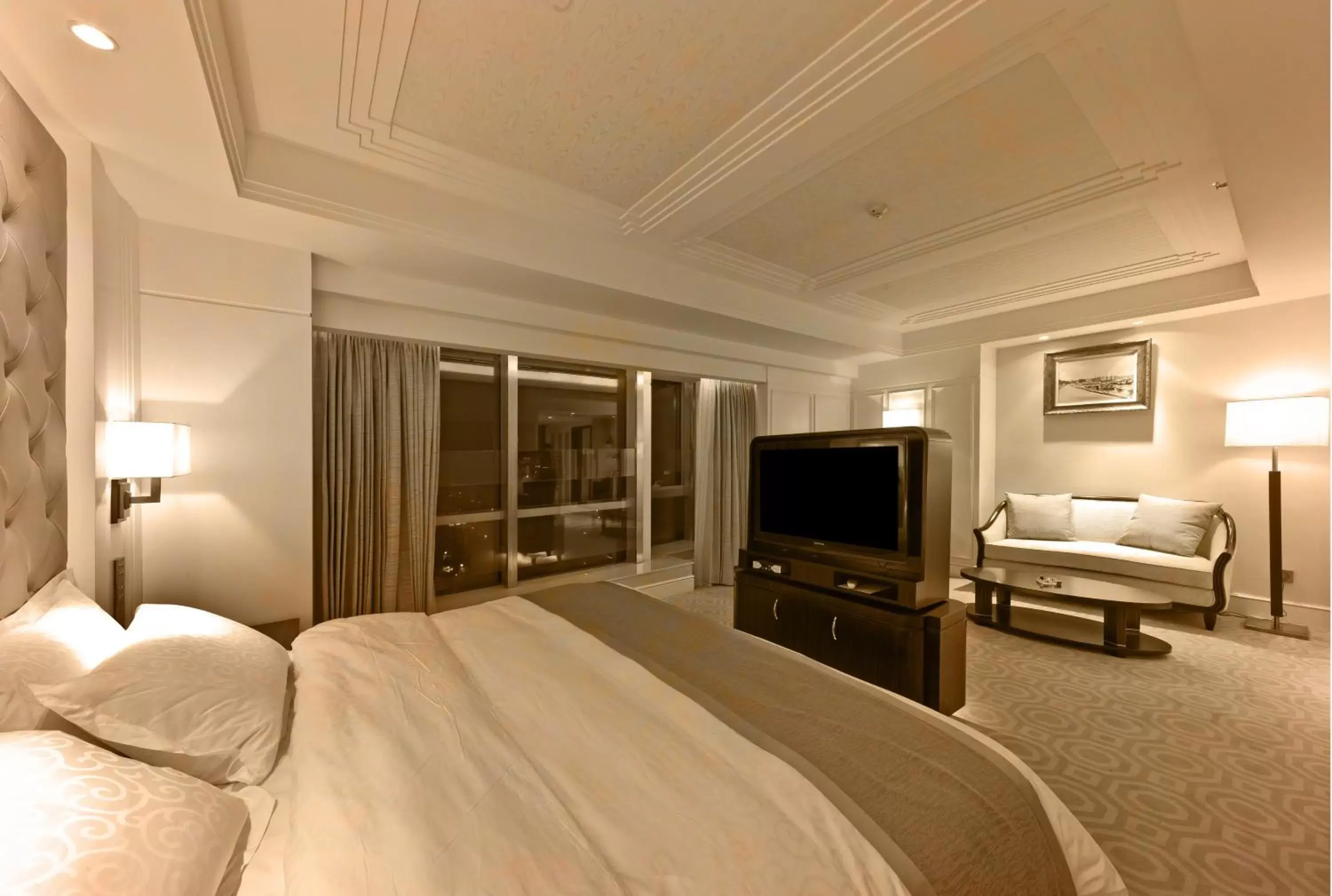 Bed, TV/Entertainment Center in Paramount Gallery Hotel