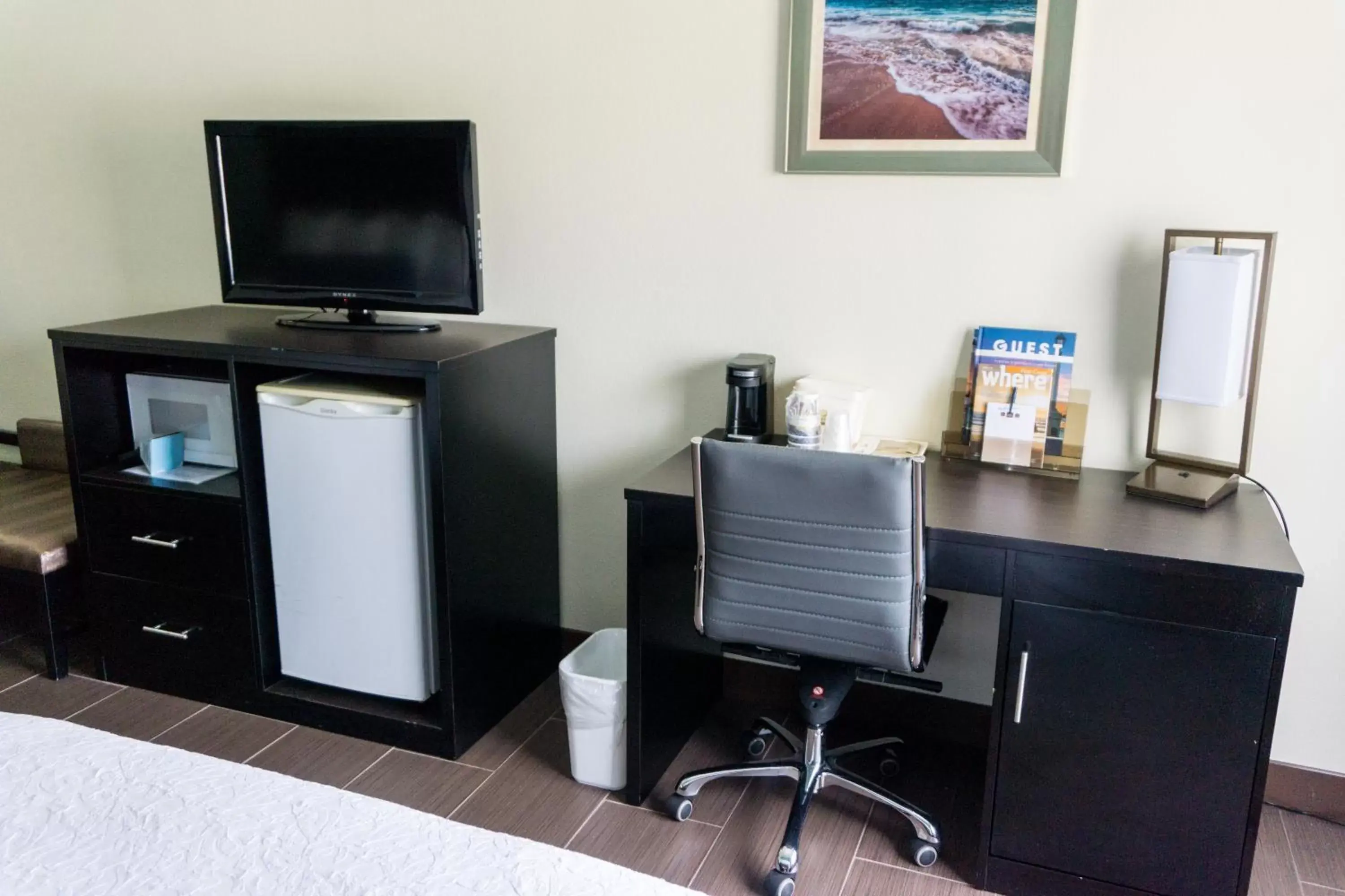 Pets, TV/Entertainment Center in Best Western Mayport Inn and Suites