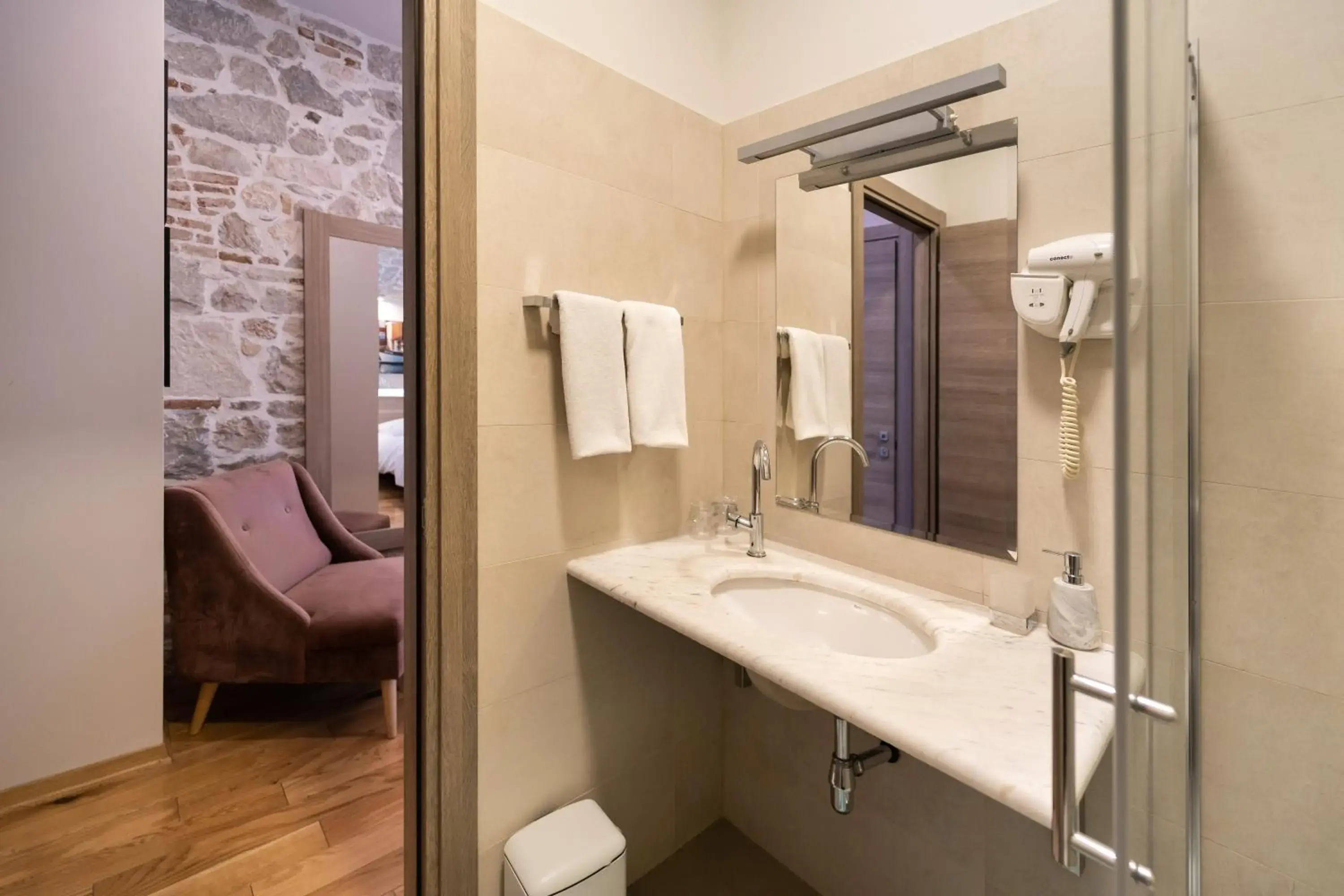 Bathroom in Tifani Luxury Rooms