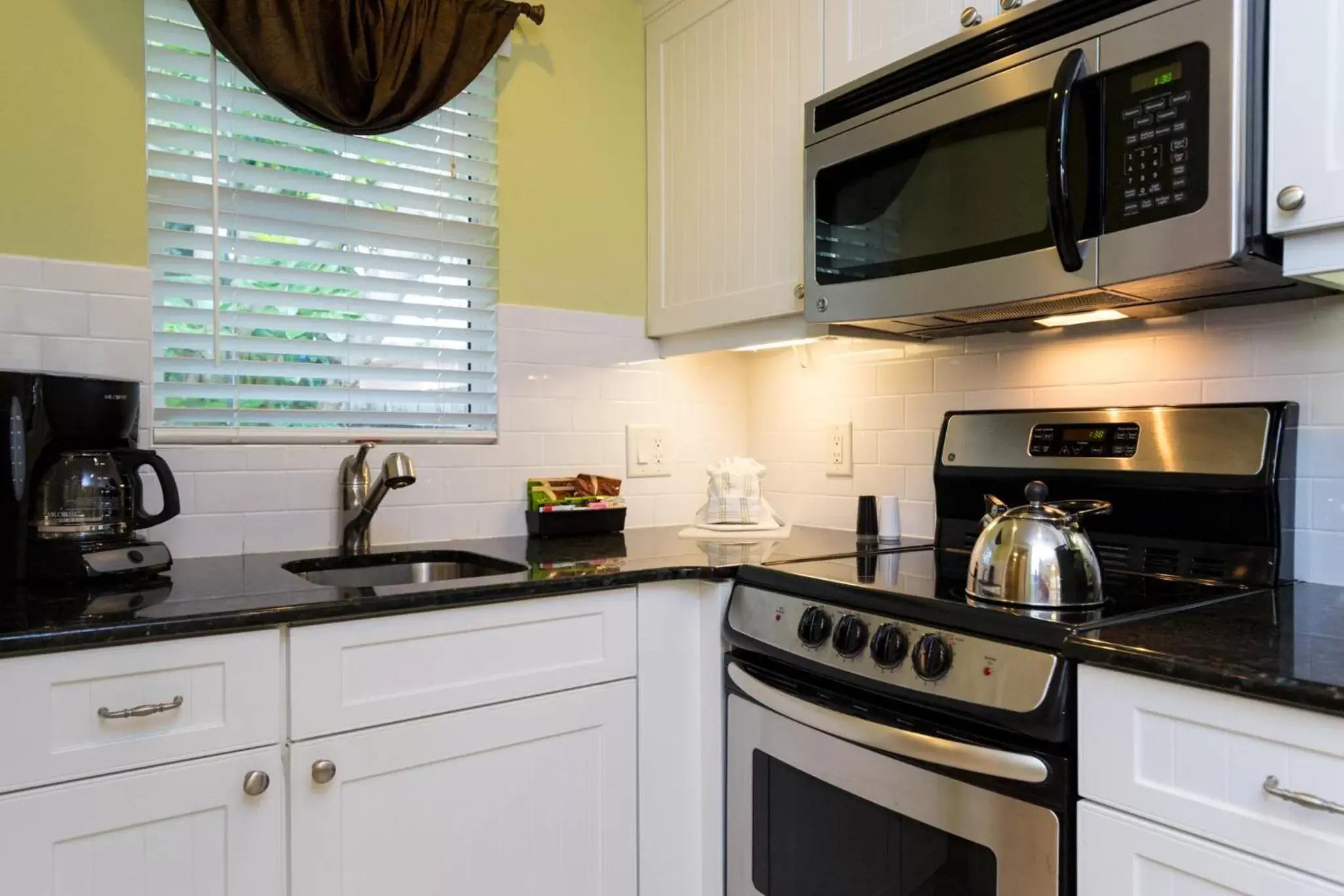 Kitchen or kitchenette, Kitchen/Kitchenette in Tropical Beach Resorts - Sarasota