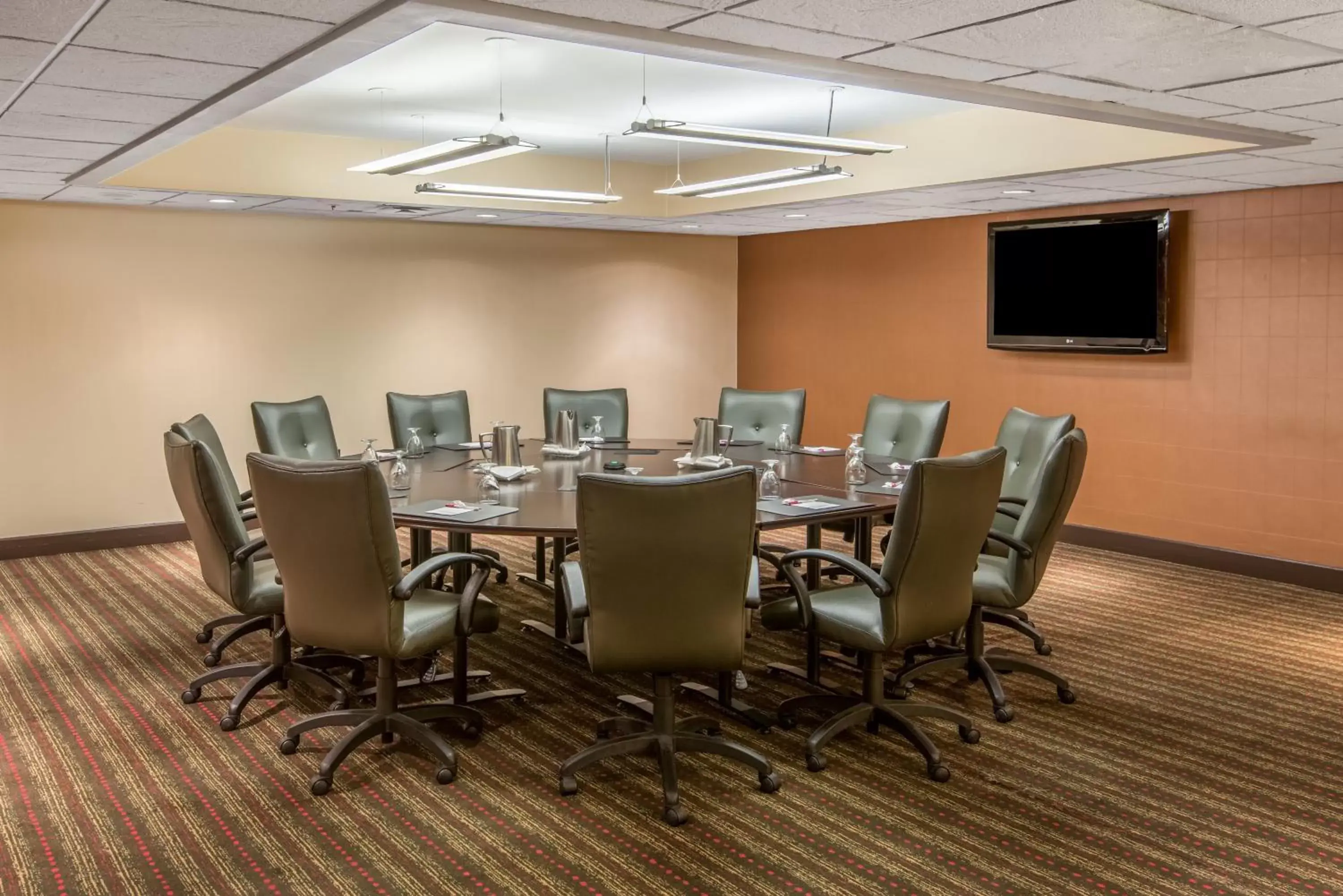 Meeting/conference room in Crowne Plaza Indianapolis-Airport, an IHG Hotel