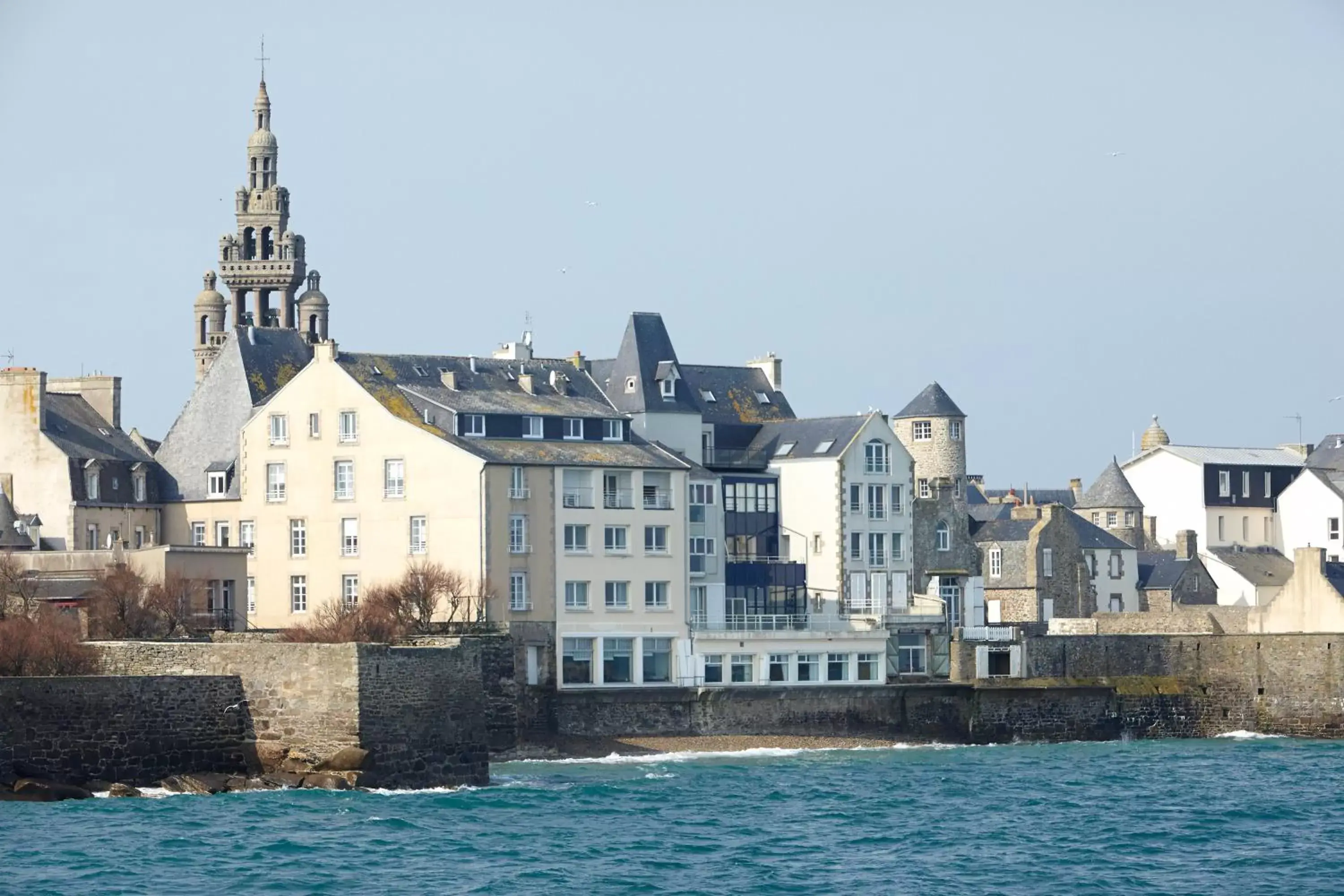 Property building in Hotel Mercure Roscoff Bord De Mer