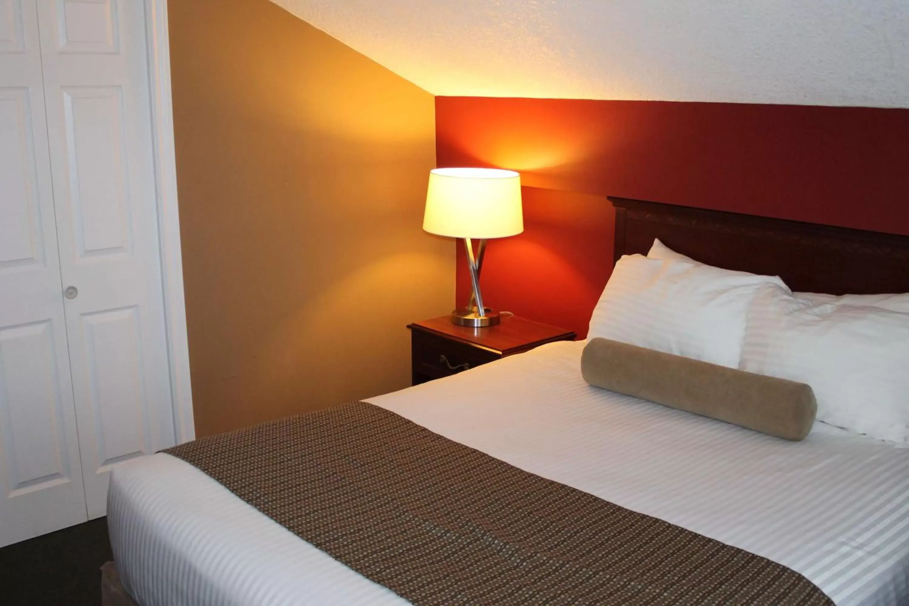 Three-Bedroom Queen Suite with Ocean View - Non-Smoking in Ramada by Wyndham Campbell River