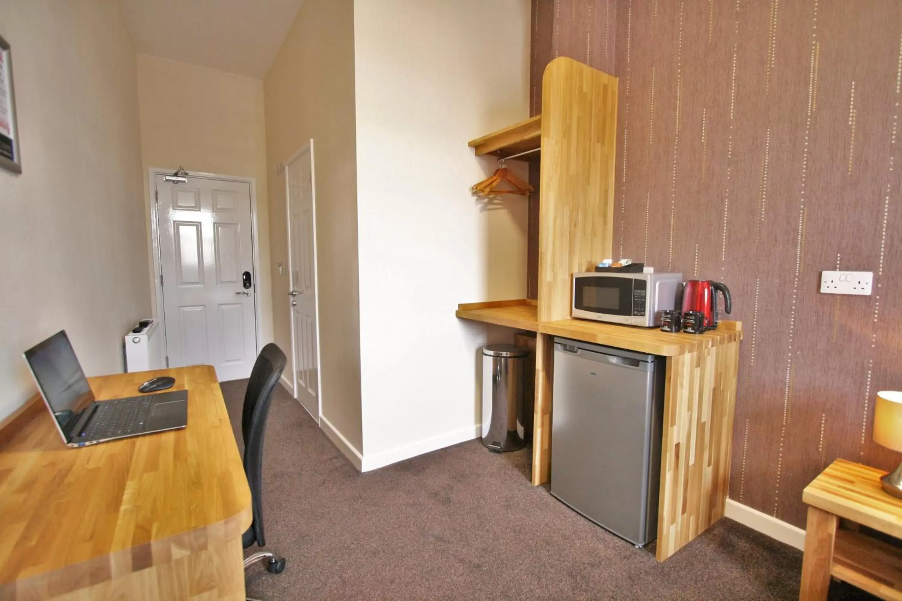 Business facilities, Kitchen/Kitchenette in Central Hotel Gloucester by RoomsBooked
