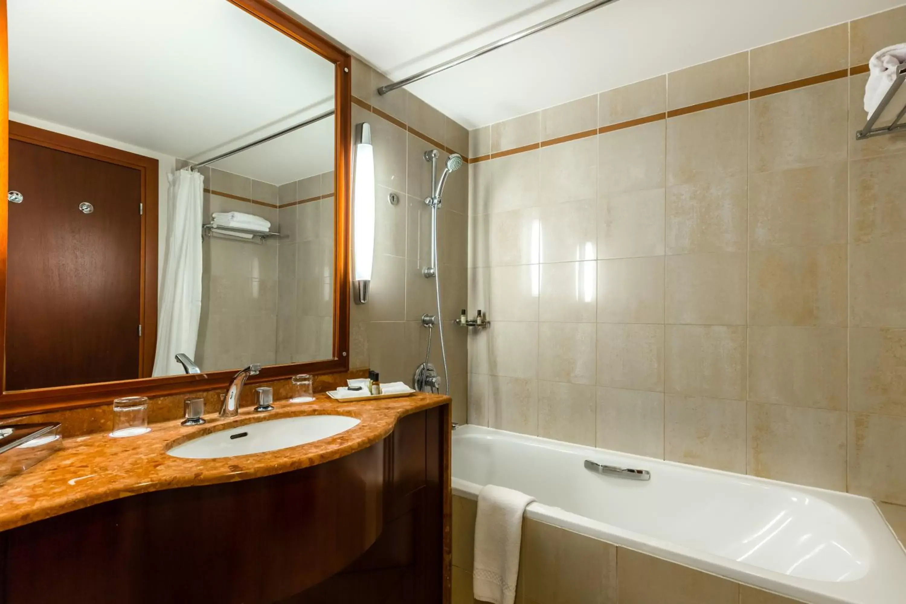 Bathroom in Evergreen Laurel Hotel