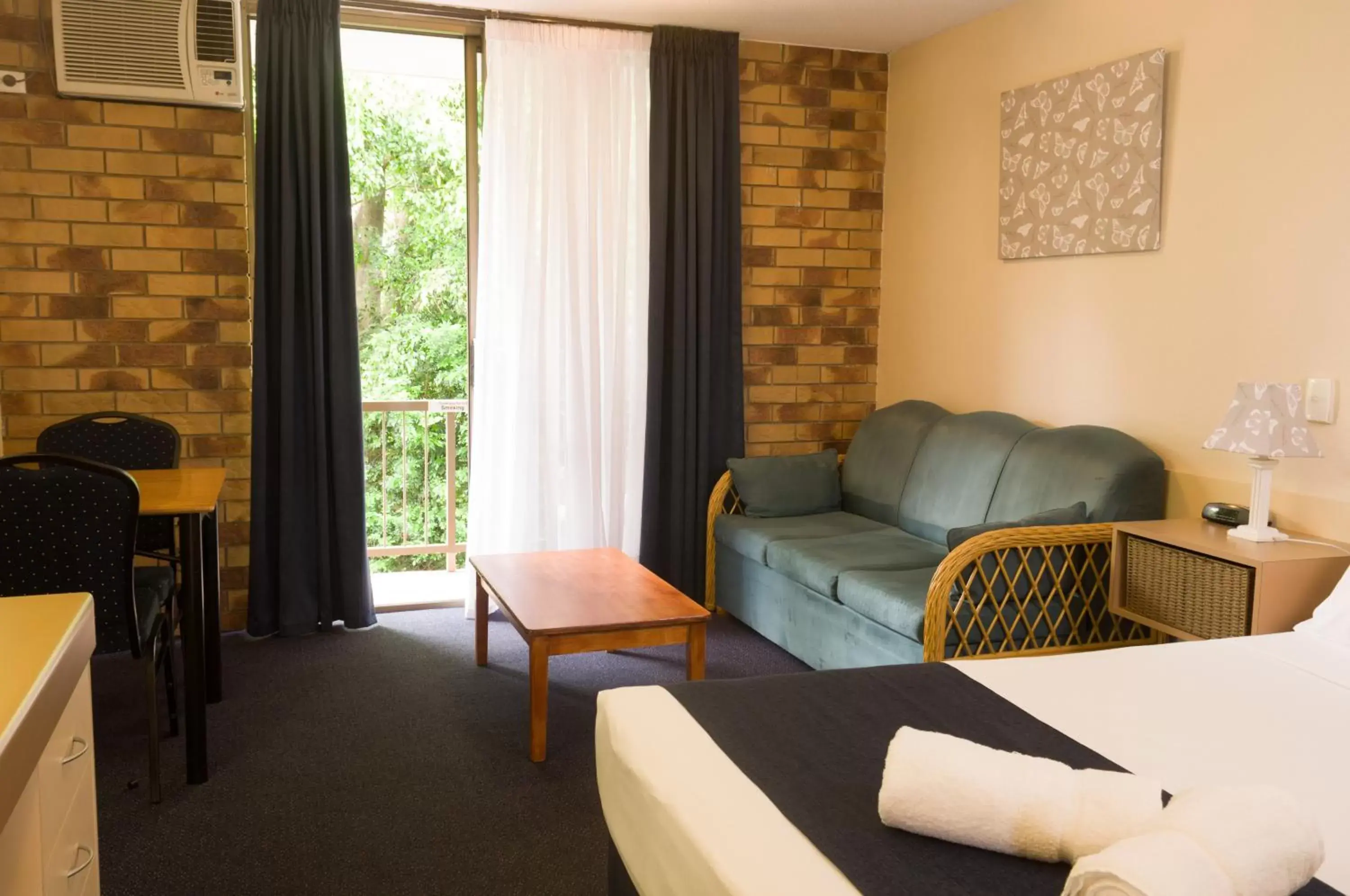 Photo of the whole room, Seating Area in Lancaster Court Motel