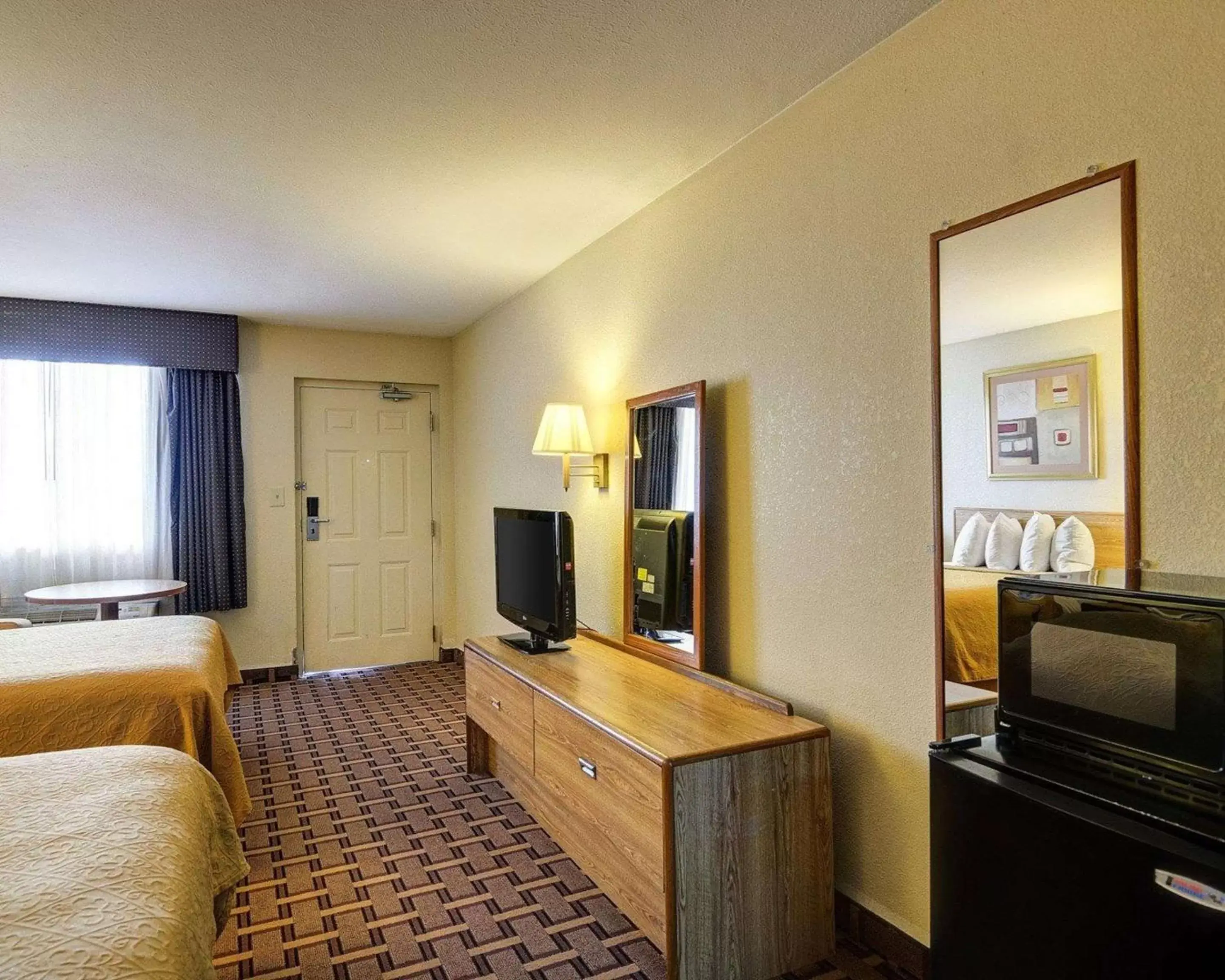 Photo of the whole room, TV/Entertainment Center in Quality Inn Conway - Greenbrier