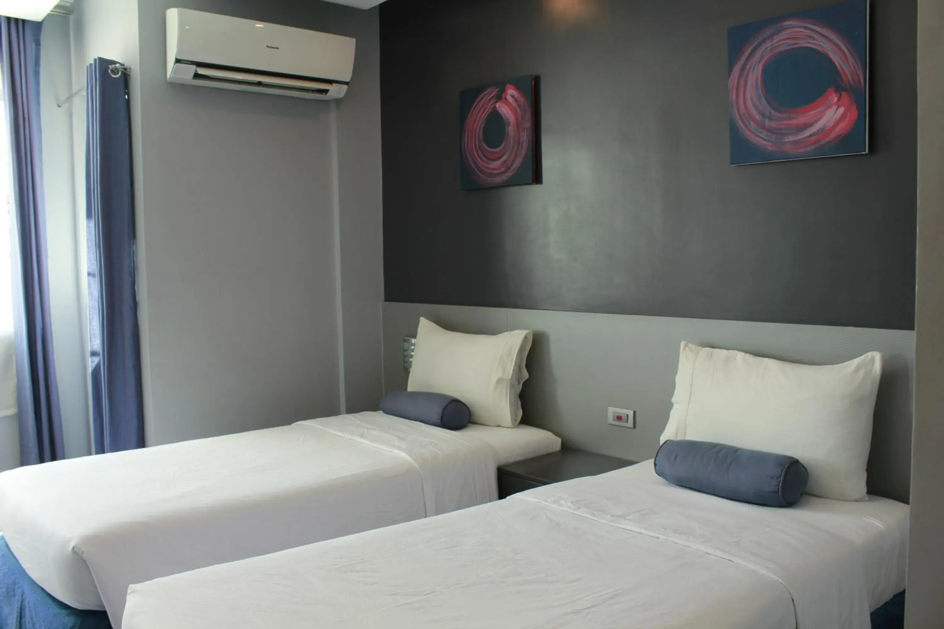 Photo of the whole room, Bed in Leez Inn Malate