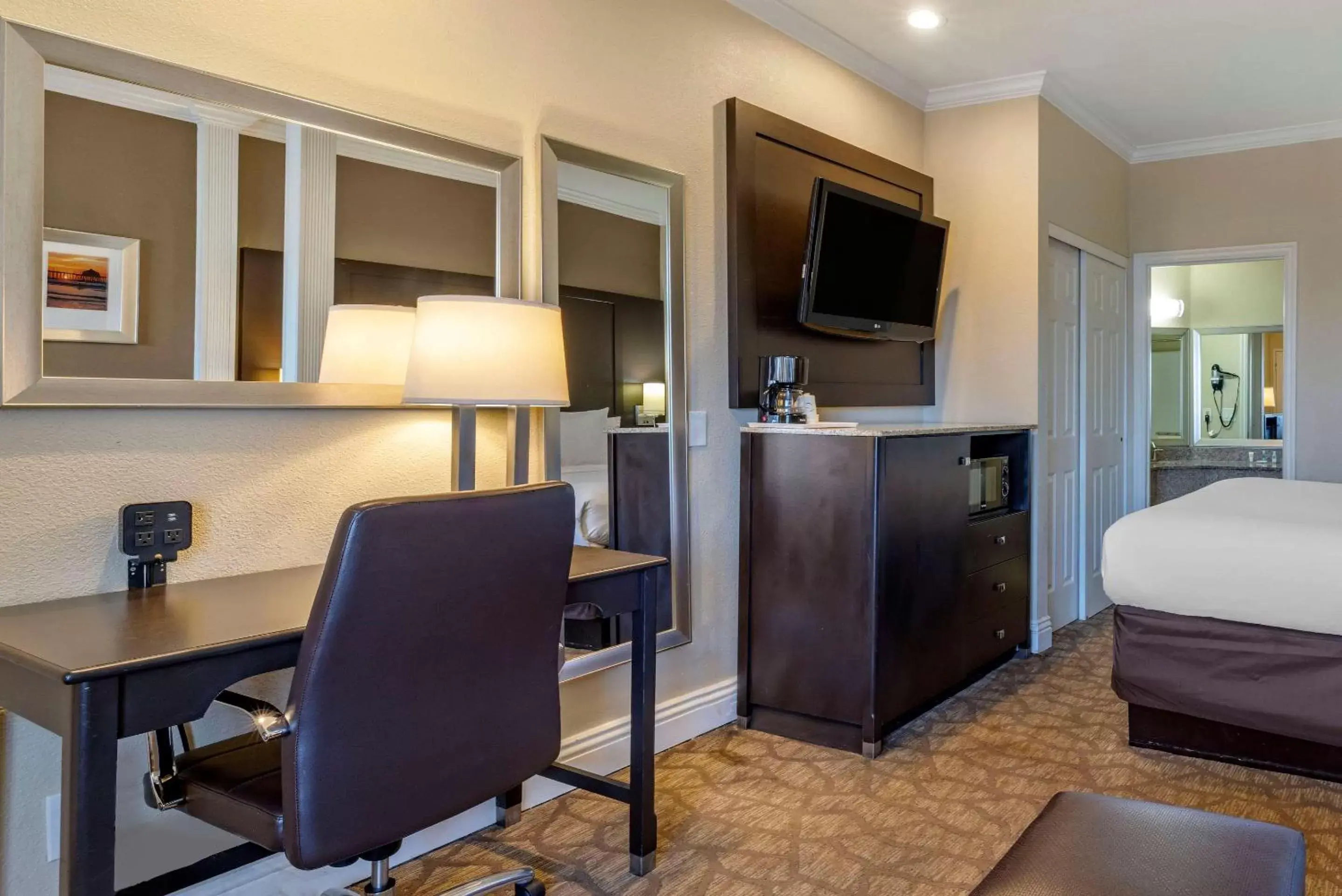 Photo of the whole room, Kitchen/Kitchenette in Comfort Inn & Suites Huntington Beach