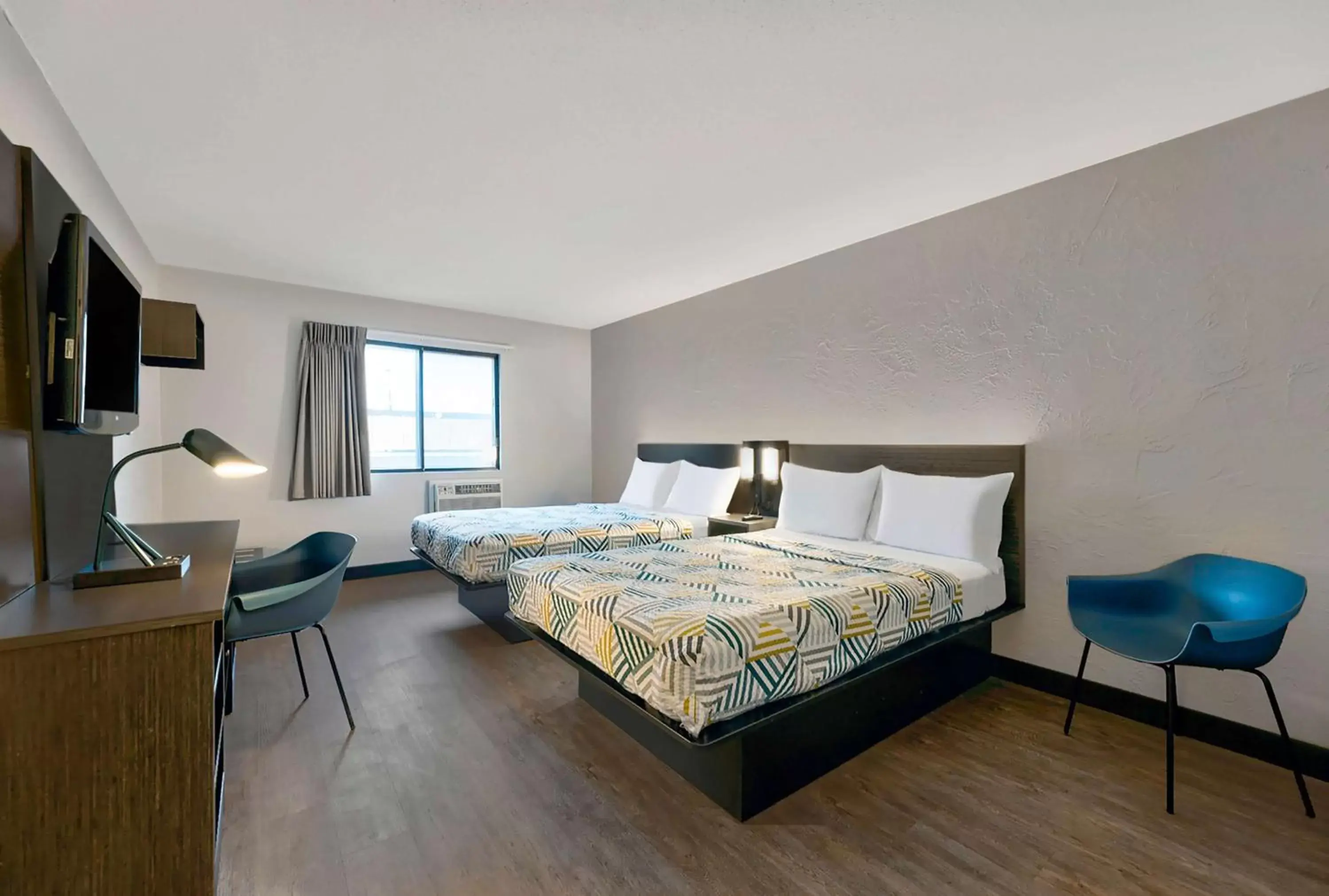 Quadruple Room - Disability Access - Non-Smoking in Motel 6-Oak Creek, WI Quadruple Room - Disability Access - Non-Smoking in Motel 6-Oak Creek, WI