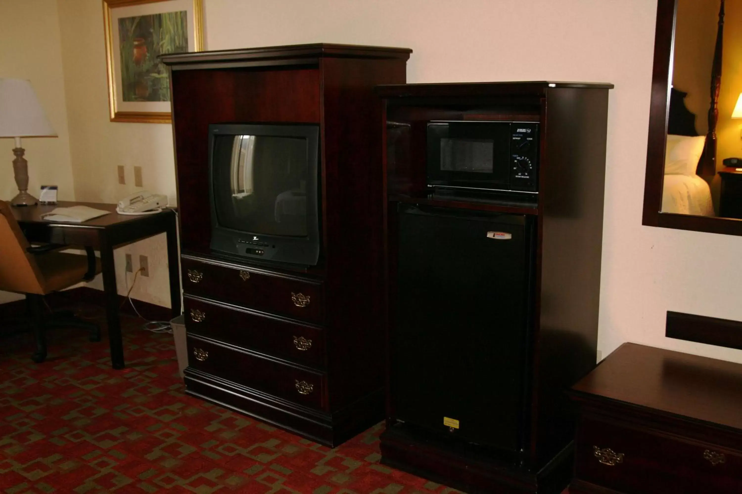 Bed, TV/Entertainment Center in Hampton Inn Canton