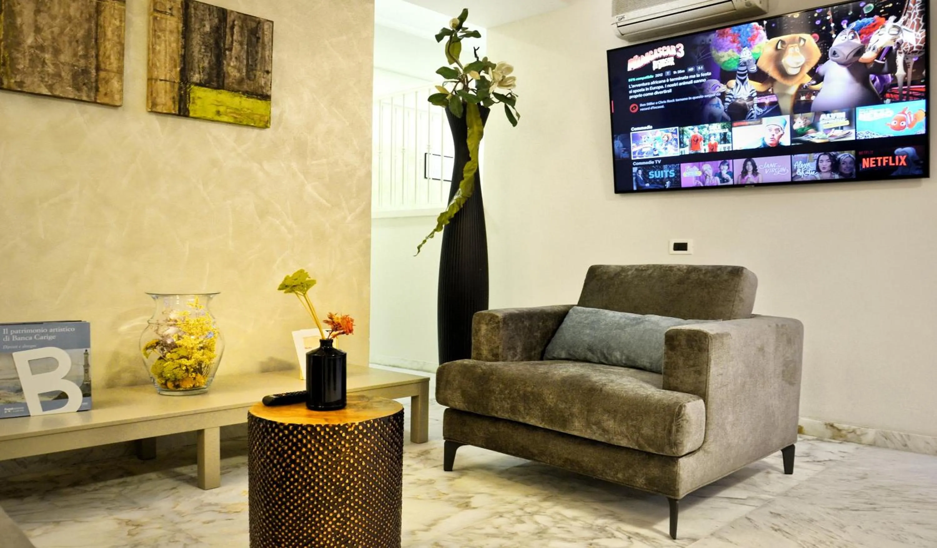 Communal lounge/ TV room in Hotel Tiffany