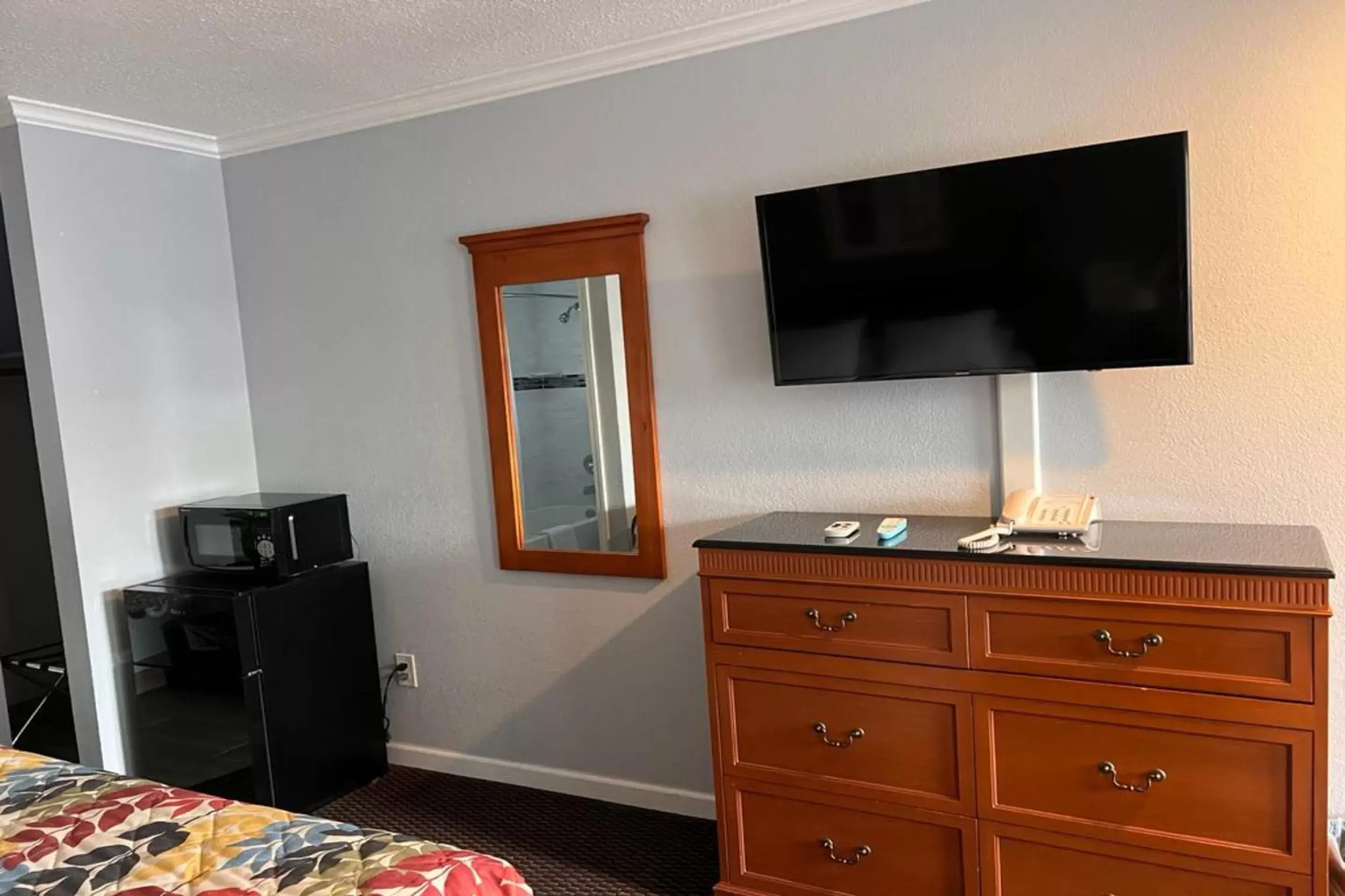 Bedroom, TV/Entertainment Center in The Islander Motel Santa Cruz