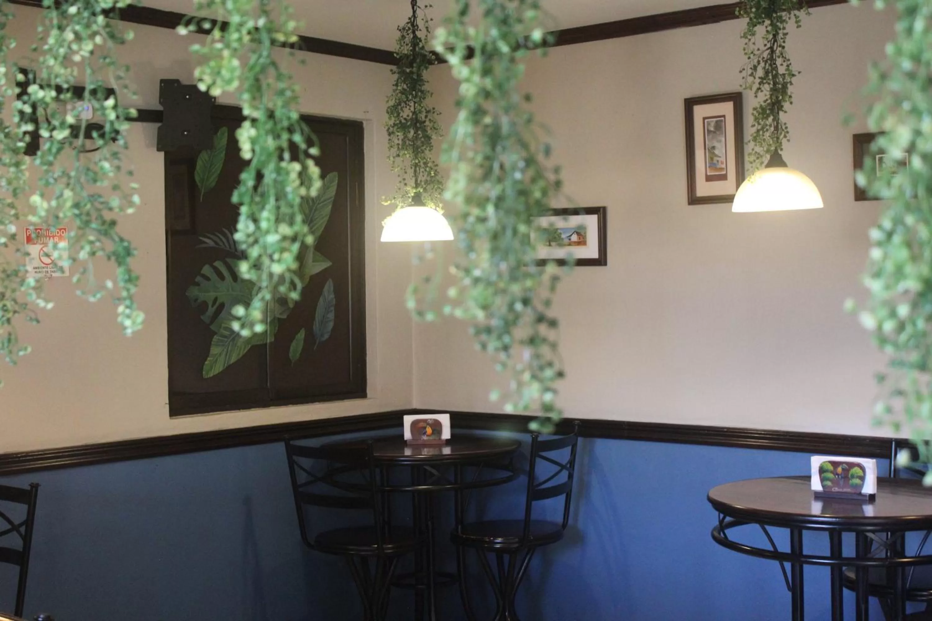 Restaurant/places to eat in Berlor Airport Inn