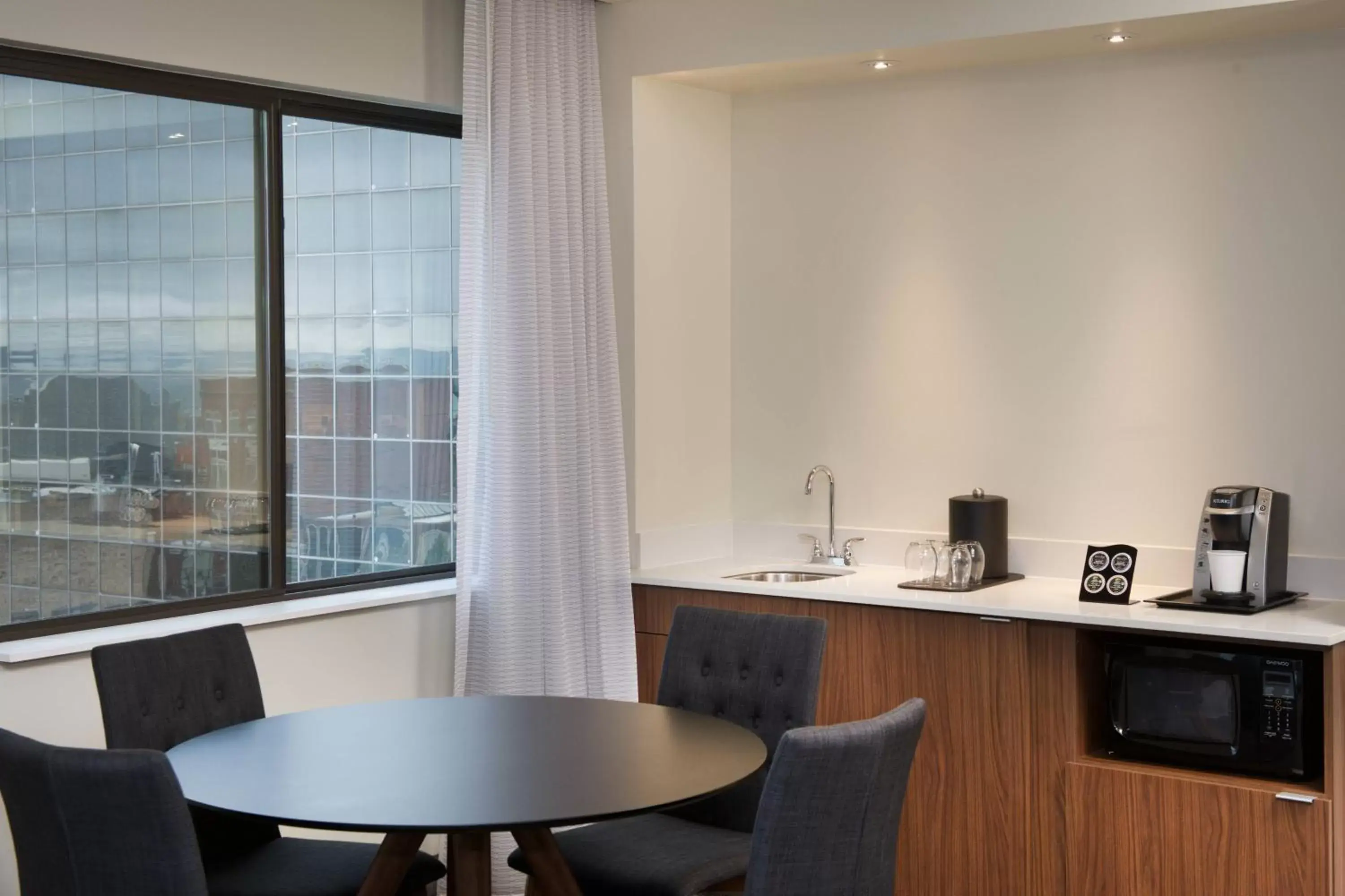 Photo of the whole room, Kitchen/Kitchenette in Courtyard by Marriott Seattle Everett Downtown