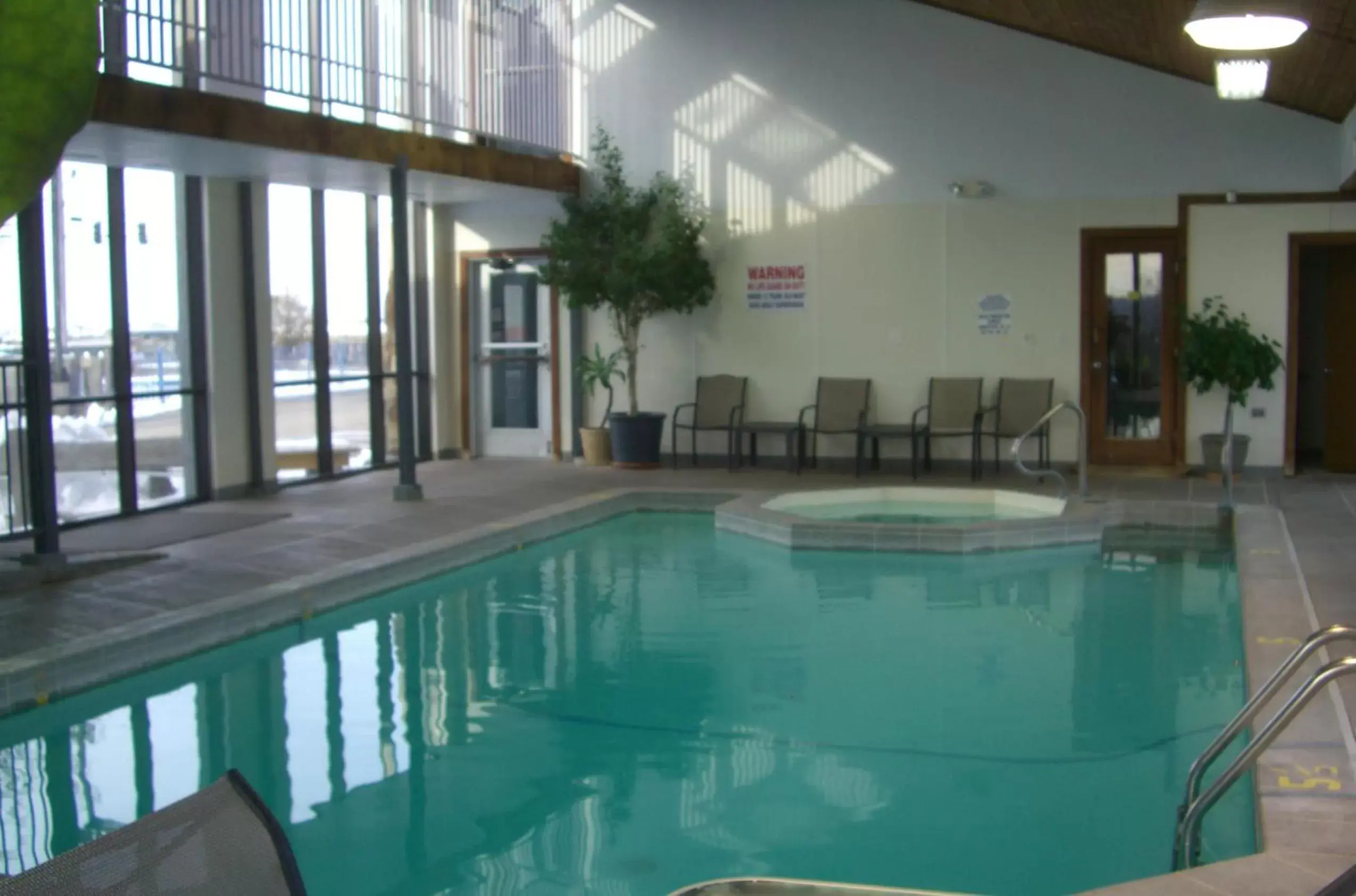 Spa and wellness centre/facilities, Swimming Pool in Quail's Nest Inn & Suites