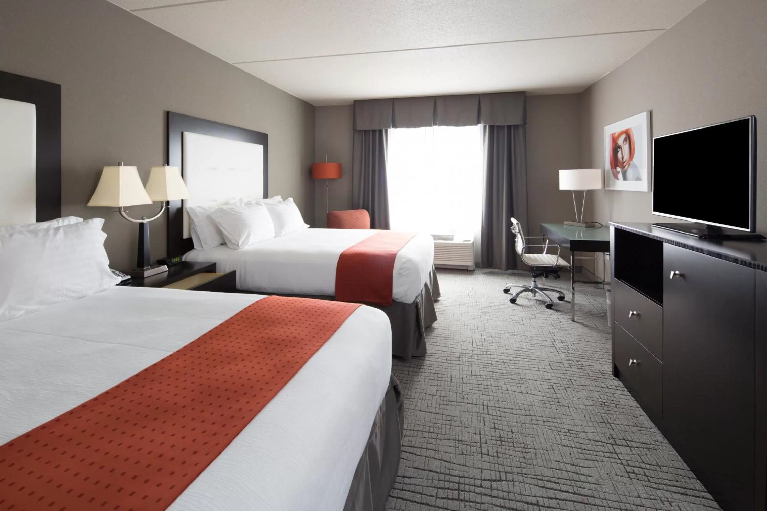 Photo of the whole room, Bed in Holiday Inn Hotel & Suites Davenport by IHG