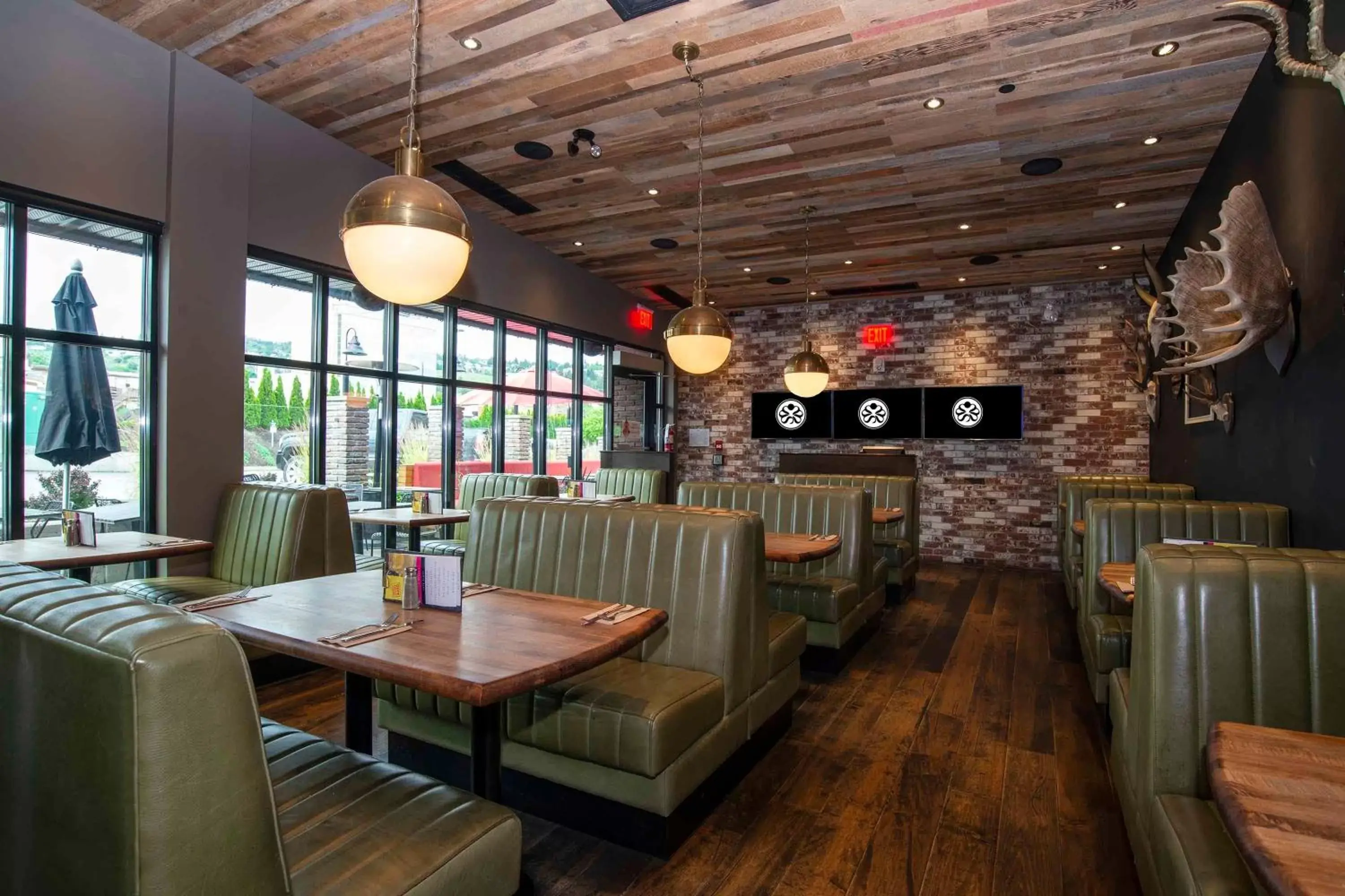 Breakfast, Seating Area in Sandman Signature Kamloops Hotel