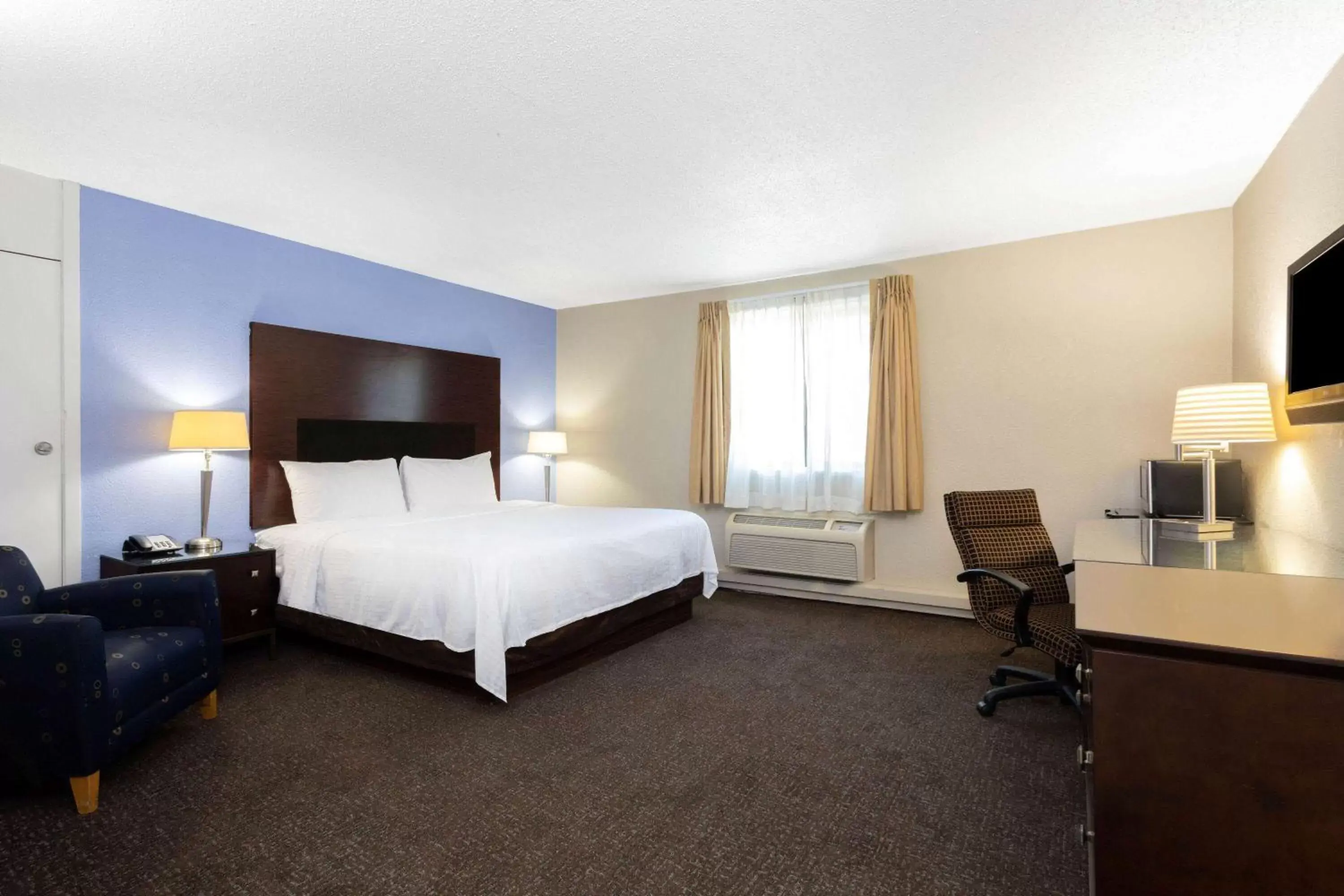 Photo of the whole room in Days Inn and Suites by Wyndham Hammond, IN