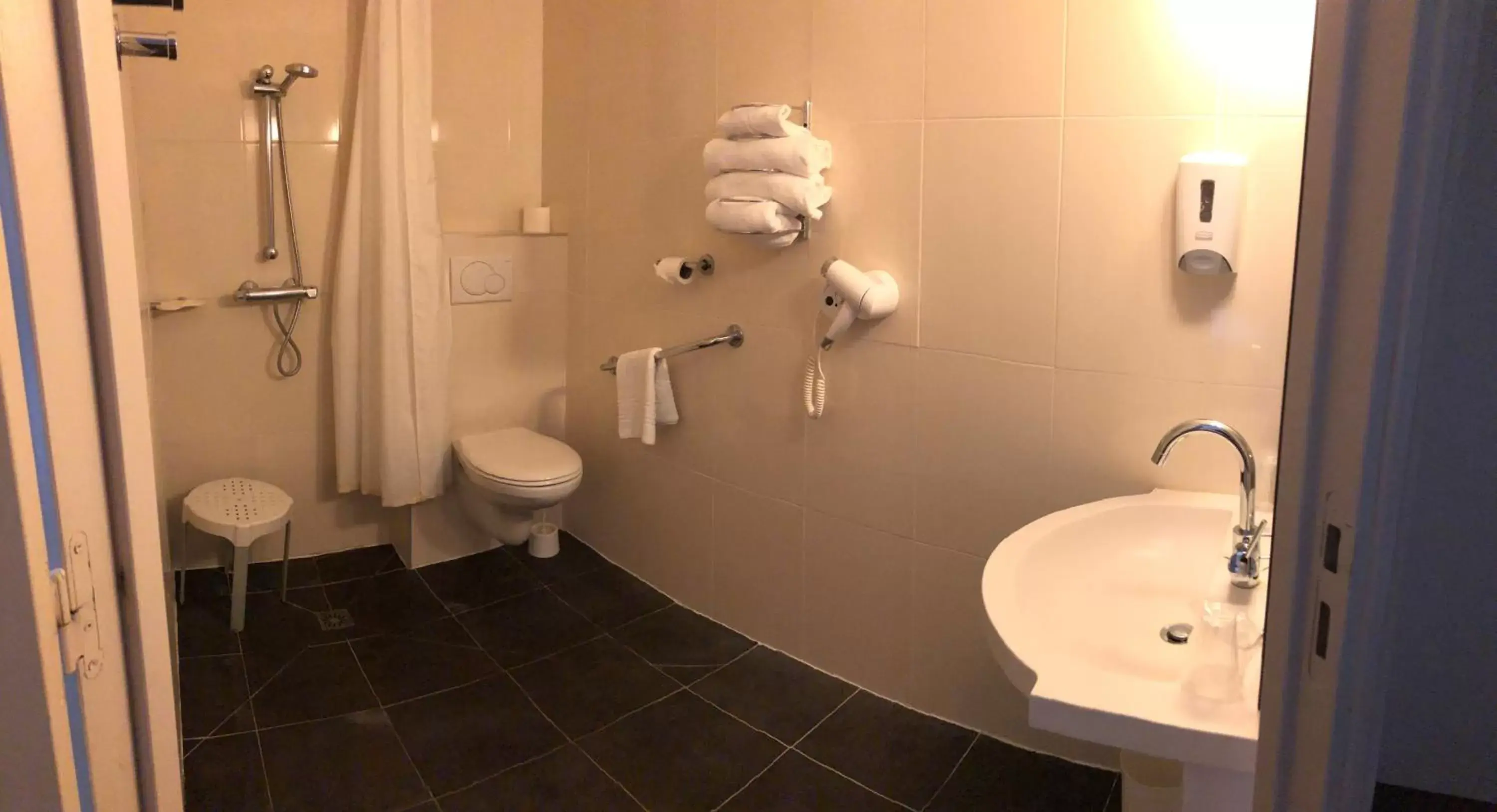Bathroom in Hôtel Inn Design Resto Novo Le Mans