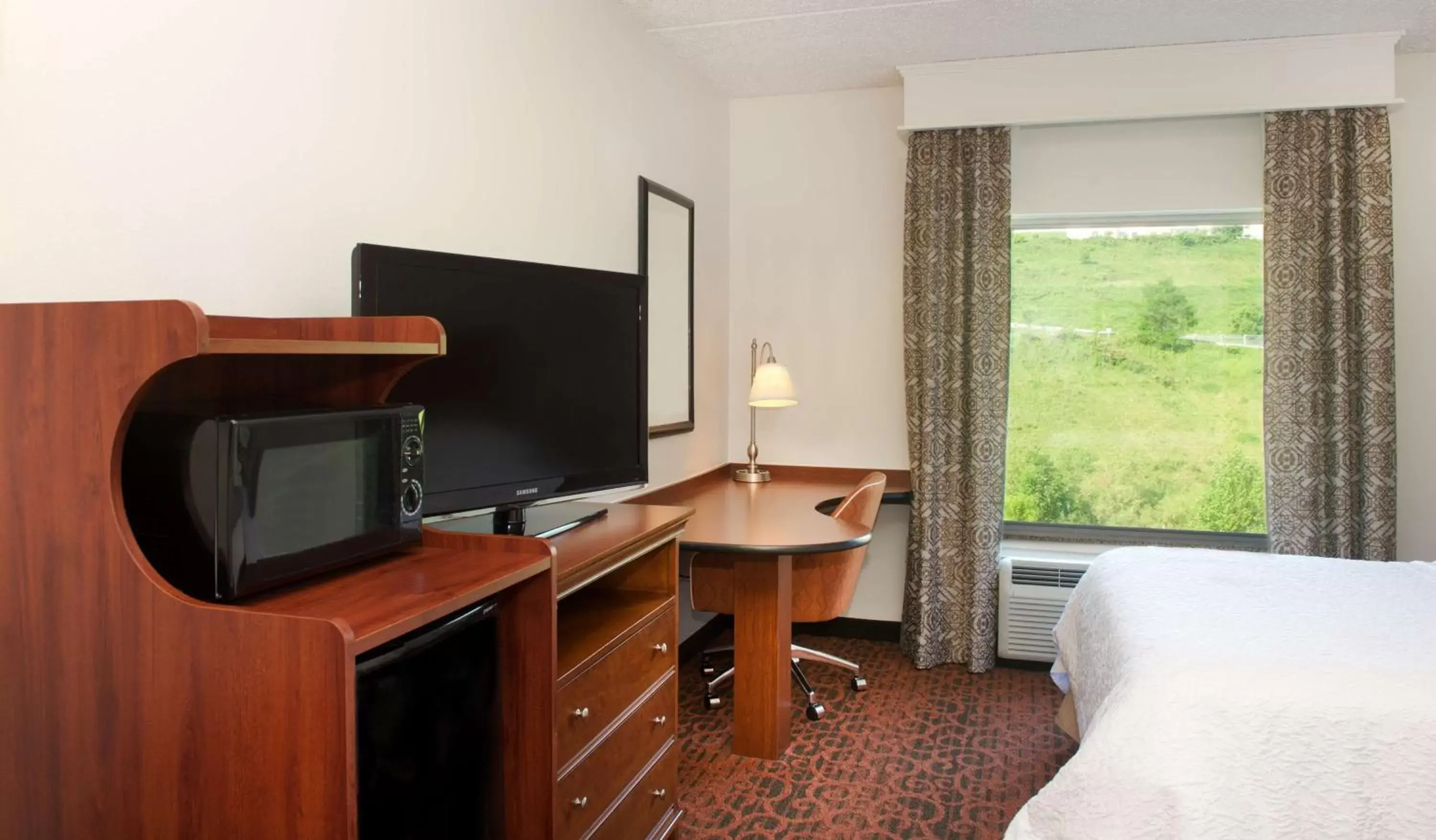 Bed, TV/Entertainment Center in Hampton Inn & Suites Pittsburgh-Meadow Lands